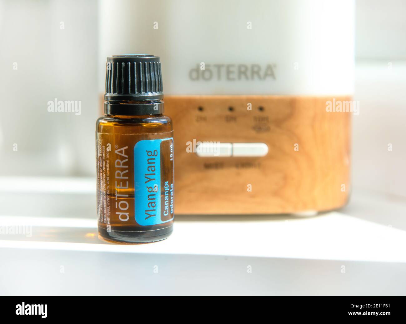 Bouteilles d'huile doTerra Essential. Huile essentielle Ylang Ylang. Huile de doterra essentielle. Diffuseur d'aromathérapie Banque D'Images