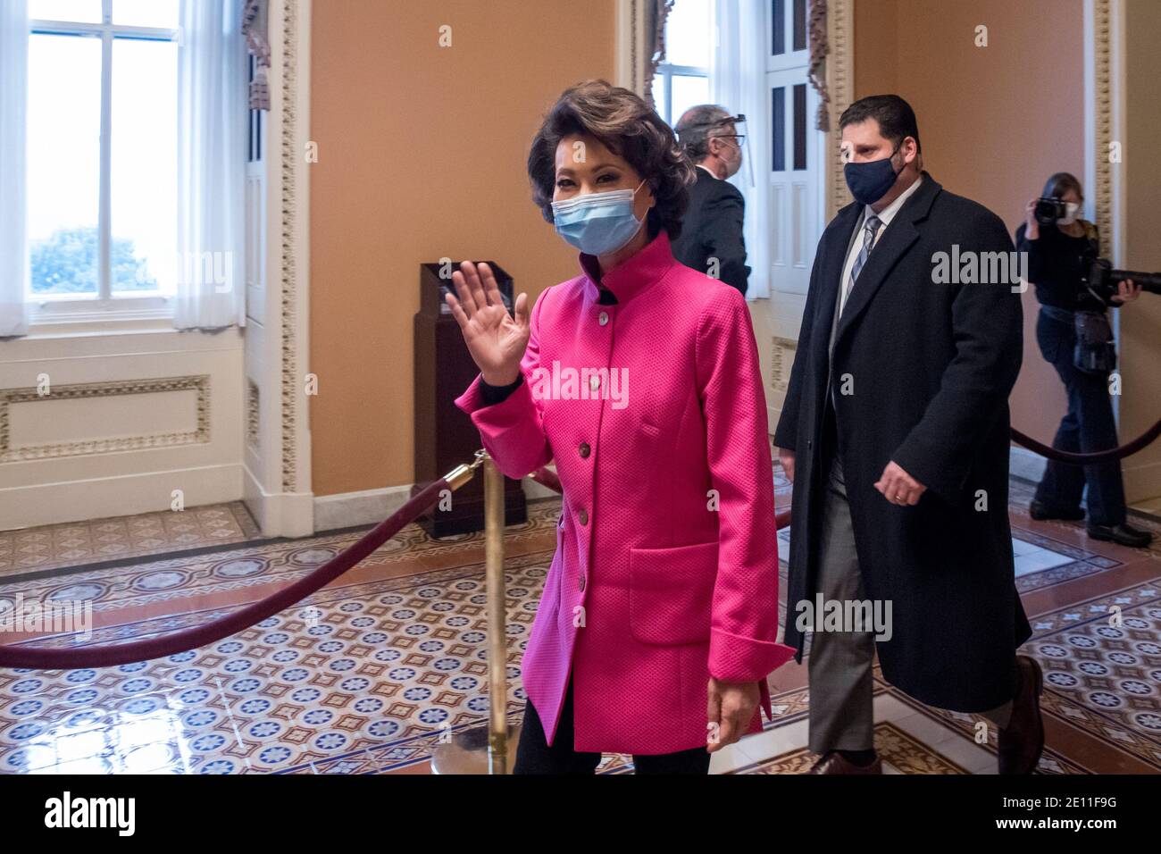 Washington, États-Unis d'Amérique. 03ème janvier 2021. La secrétaire aux Transports des États-Unis, Elaine Chao, se rend au bureau de son mari, le chef de la majorité au Sénat des États-Unis Mitch McConnell (républicain du Kentucky), au Capitole des États-Unis alors que le 117e Congrès se réunit à Washington, DC, le dimanche 3 janvier 2021. Credit: Rod Lamkey/CNP | usage dans le monde crédit: dpa/Alay Live News Banque D'Images