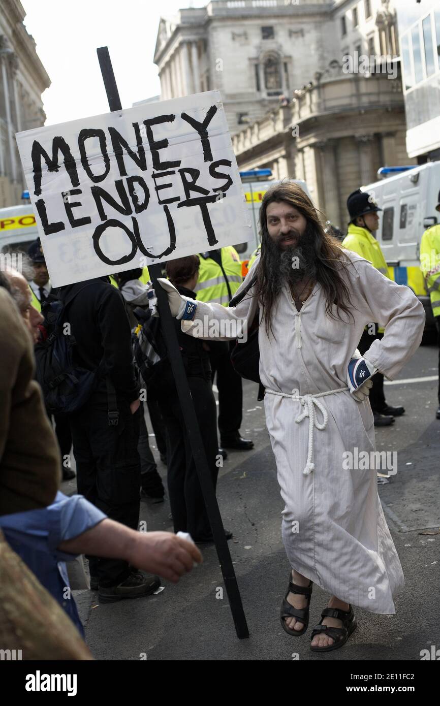 GRANDE-BRETAGNE / Angleterre / Londres / UN homme proteste contre les actions des banquiers en dehors de la Banque d'Angleterre . Banque D'Images