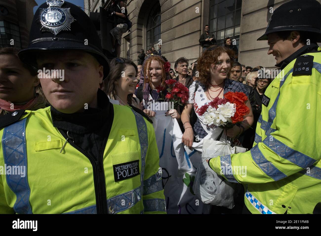 GRANDE-BRETAGNE / Angleterre / Londres / des manifestants avec des fleurs à l'extérieur de la Banque d'Angleterre lors de manifestations anti-capitalistes et contre le changement climatique. Banque D'Images
