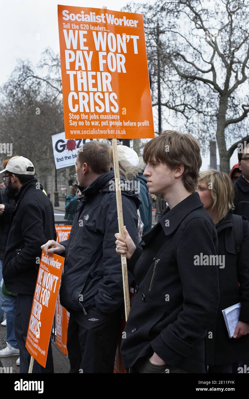 GRANDE-BRETAGNE / Angleterre / Londres / Un manifestant tient une bannière à la manifestation anticapitaliste sur 28 mars 2009 à Londres, Angleterre. Banque D'Images