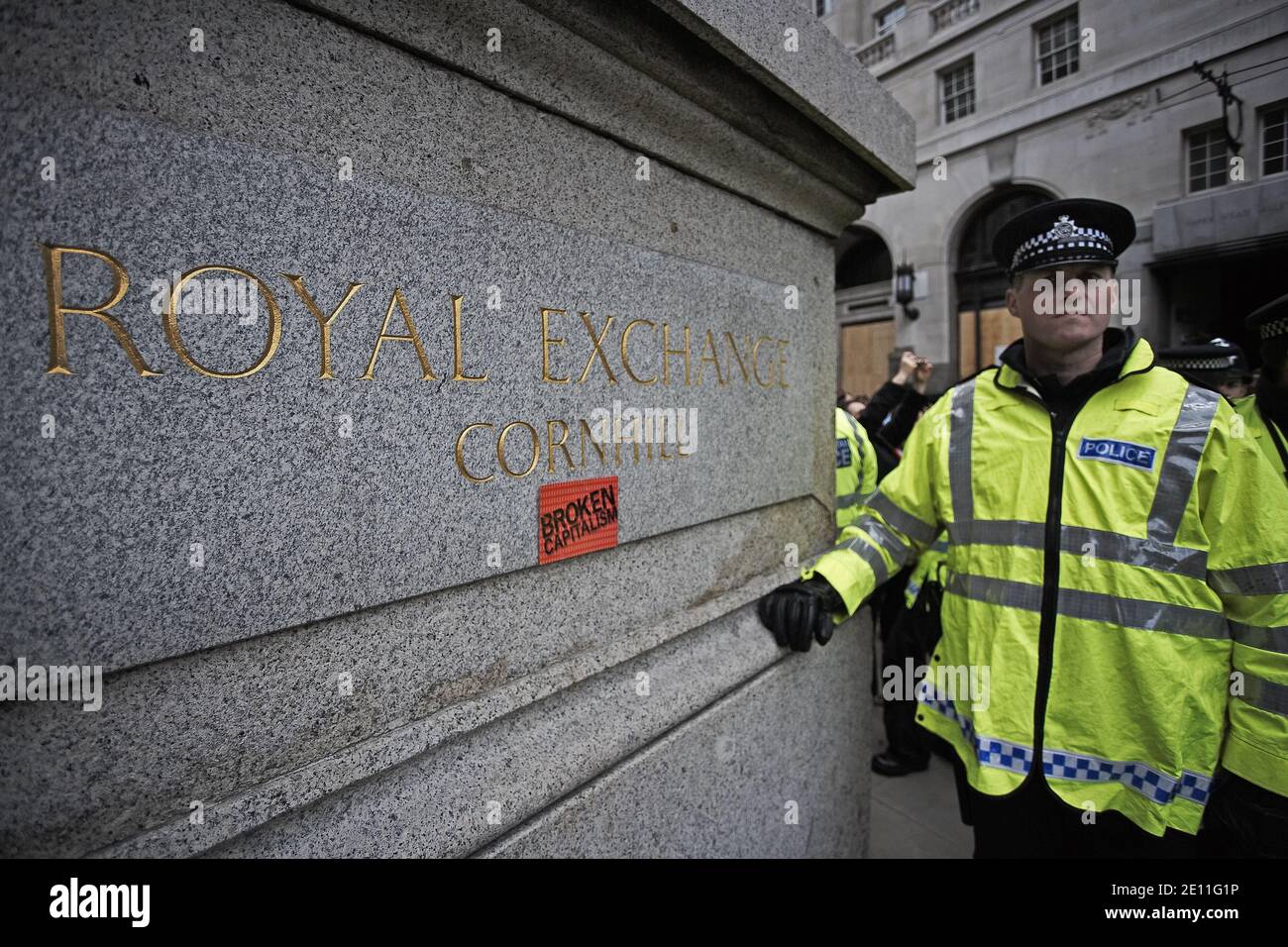 GRANDE-BRETAGNE / Angleterre / Londres / la police protège le Royal Exchange lors des manifestations de G20 dans la ville de Londres sur 1 avril 2009 à Londres, Royaume-Uni. Banque D'Images