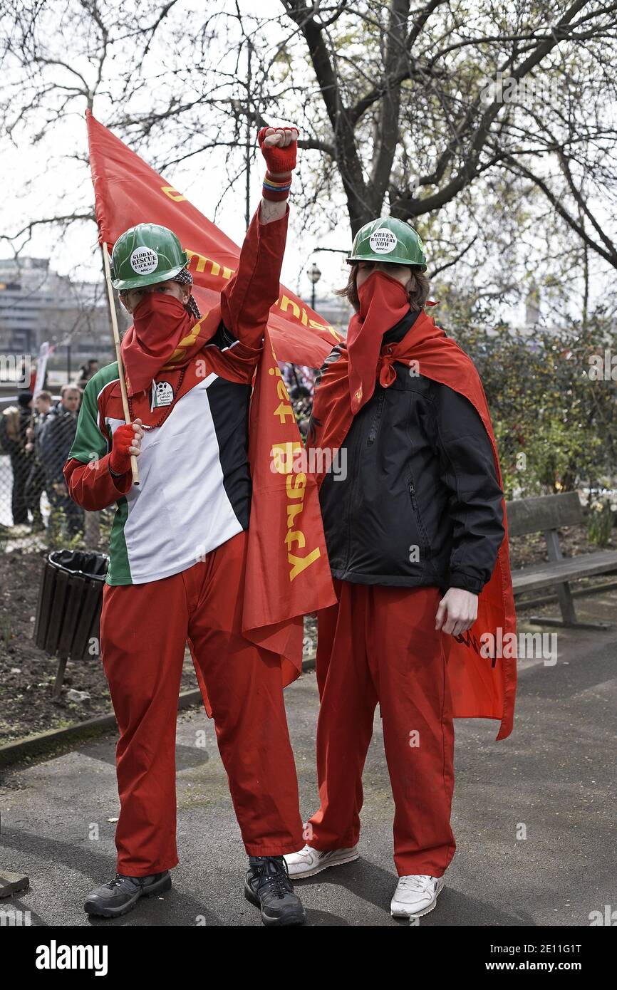 Manifestant portant des masques lors de la manifestation contre le capitalisme le 2009 mars à Londres . Banque D'Images
