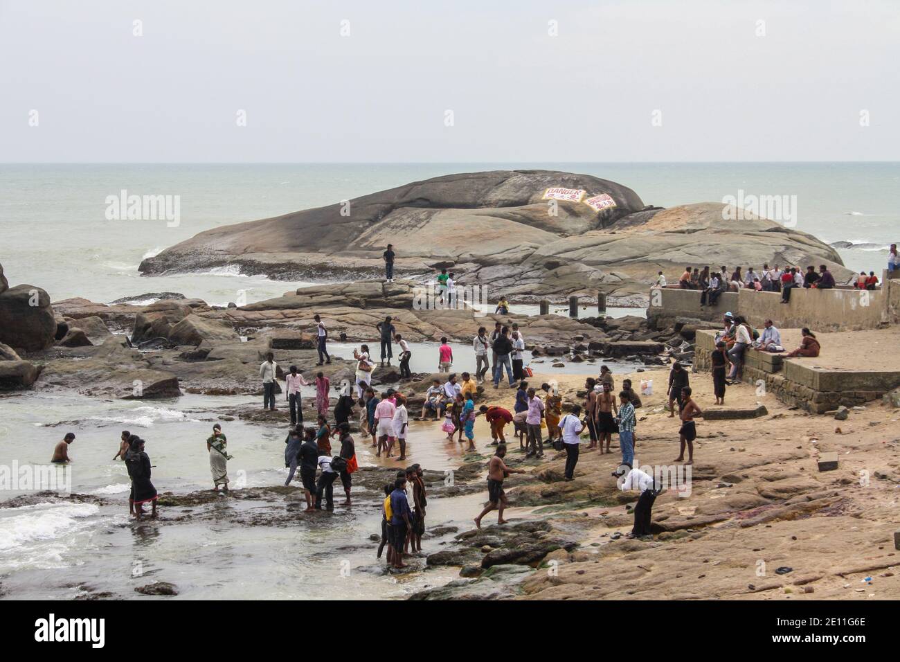 Les personnes se baignant à la plage à Kanyakumari, Inde Banque D'Images