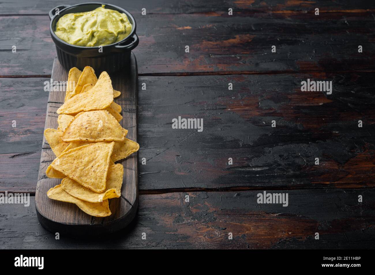 Collation mexicaine croustillante, chips de nachos et sauce à l'avocat au  guacamole au fromage, sur une ancienne table en bois avec un espace pour le  texte Photo Stock - Alamy