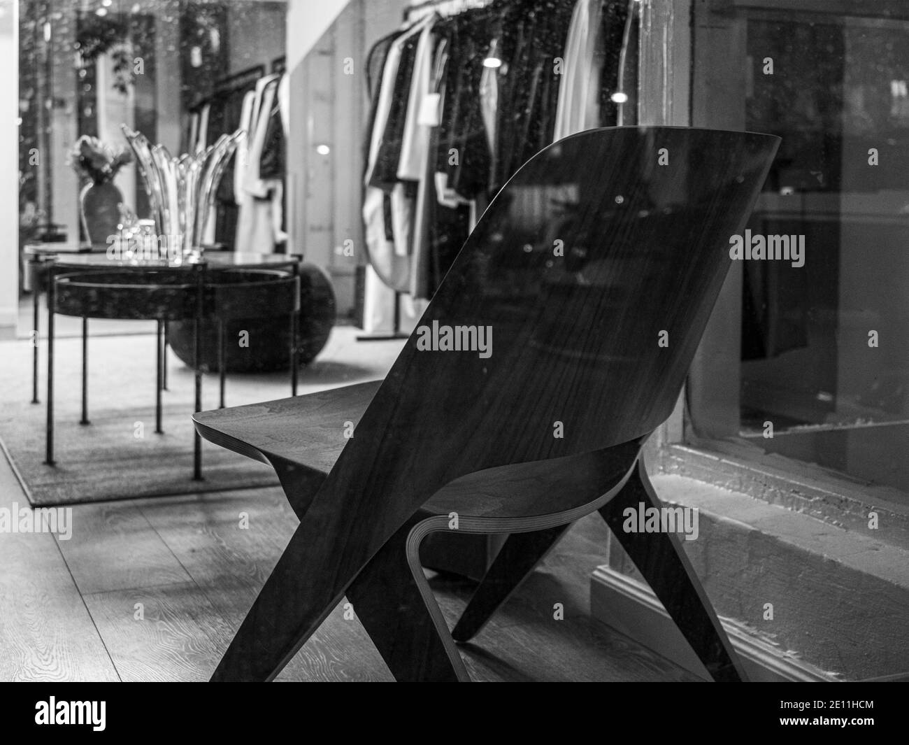 achats windows. boutique de vêtements de créateur avec chaise moderne classique. photo noir et blanc jeter la fenêtre de la boutique. Banque D'Images