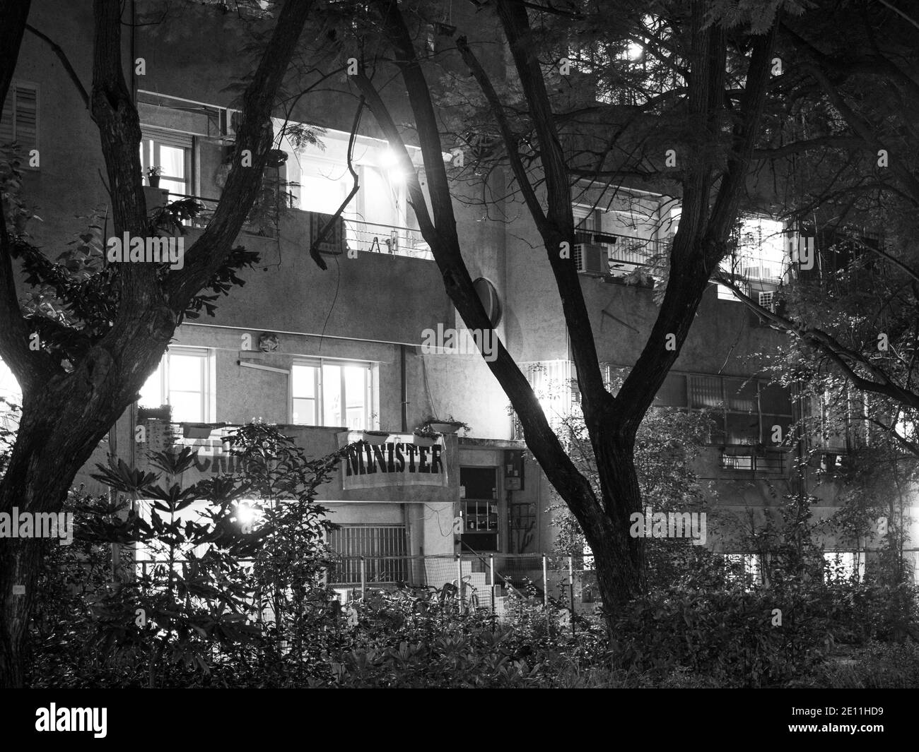 Résidence de style international façade avec jardin et arbres. Banque D'Images