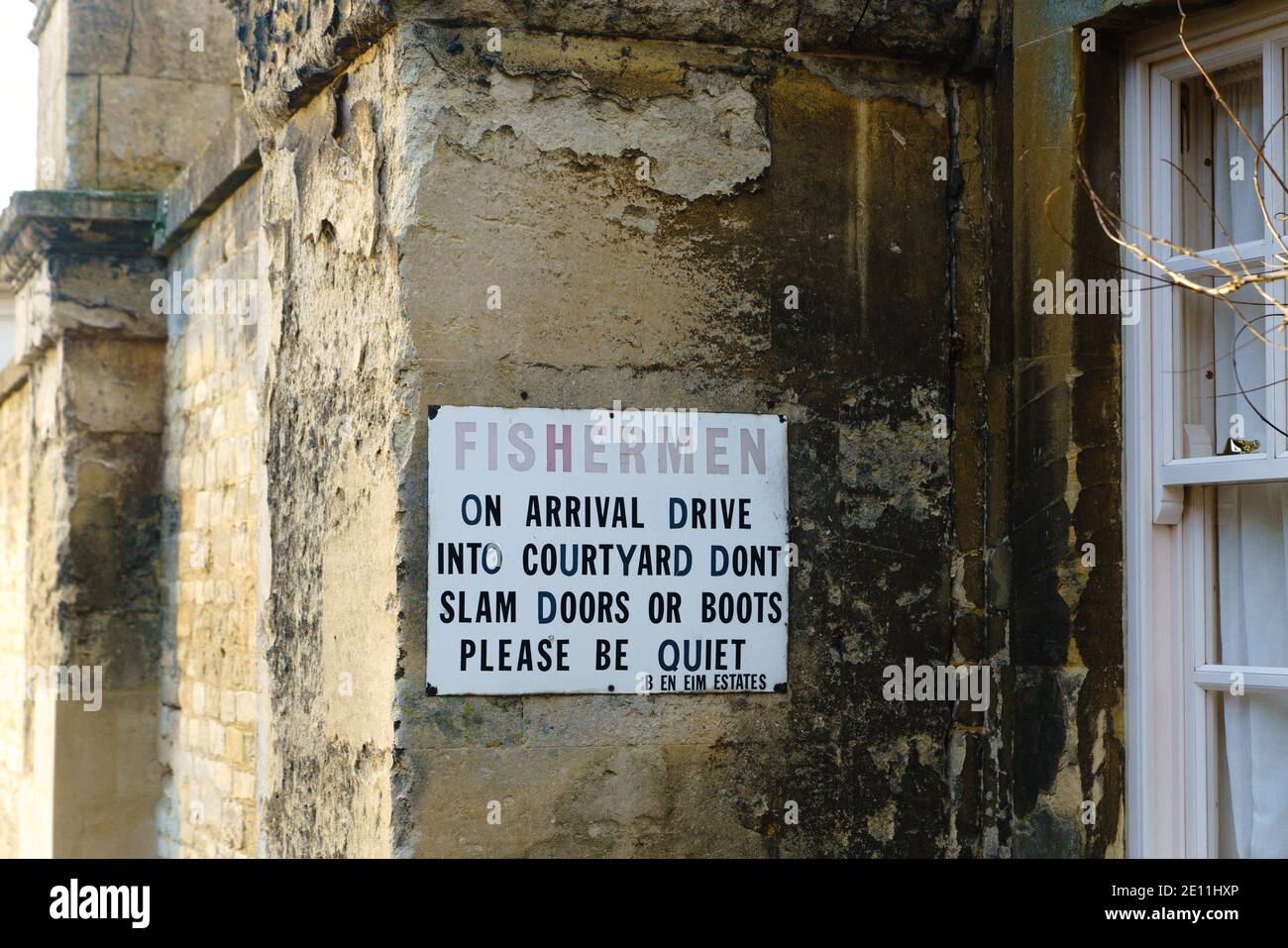 Vieux panneau sur un mur à l'entrée du Palais de Blenheim, Woodstock, Oxfordshire. Banque D'Images