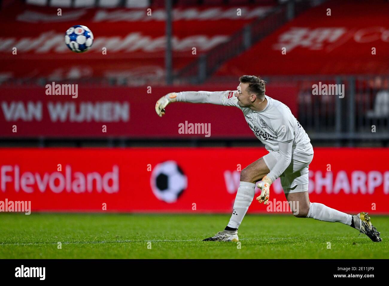 ALMERE, PAYS-BAS - 2 JANVIER: G-R: Gardien de but Michael Woud du FC de la ville d'Almere pendant le match hollandais de Keukenkampioenie entre le FC de la ville d'Almere disquan Banque D'Images