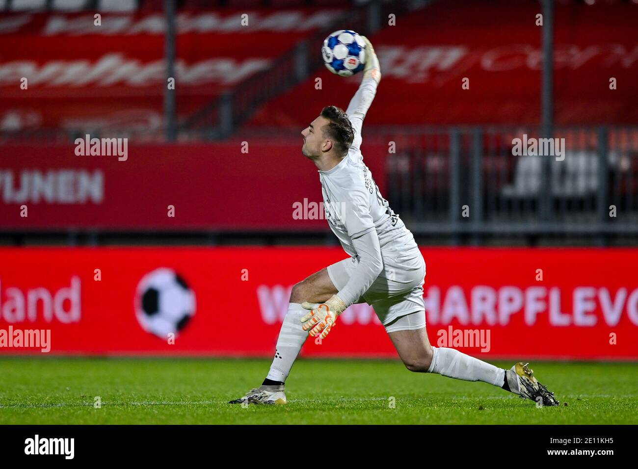 ALMERE, PAYS-BAS - 2 JANVIER: G-R: Gardien de but Michael Woud du FC de la ville d'Almere pendant le match hollandais de Keukenkampioenie entre le FC de la ville d'Almere disquan Banque D'Images