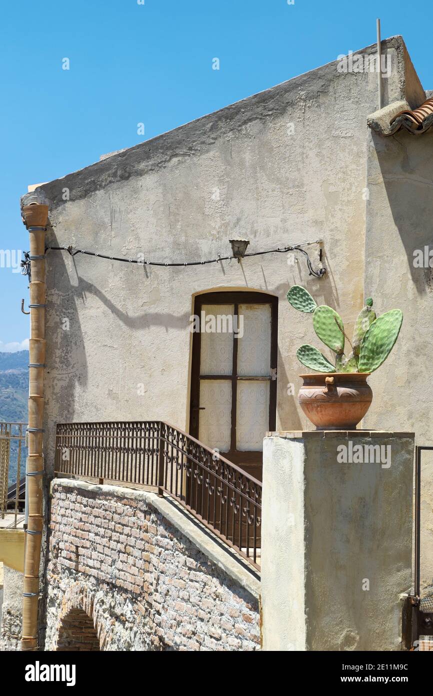 Maison traditionnelle de l'architecture sicilienne avec poire en forme de pickly ornementale en terre cuite Banque D'Images