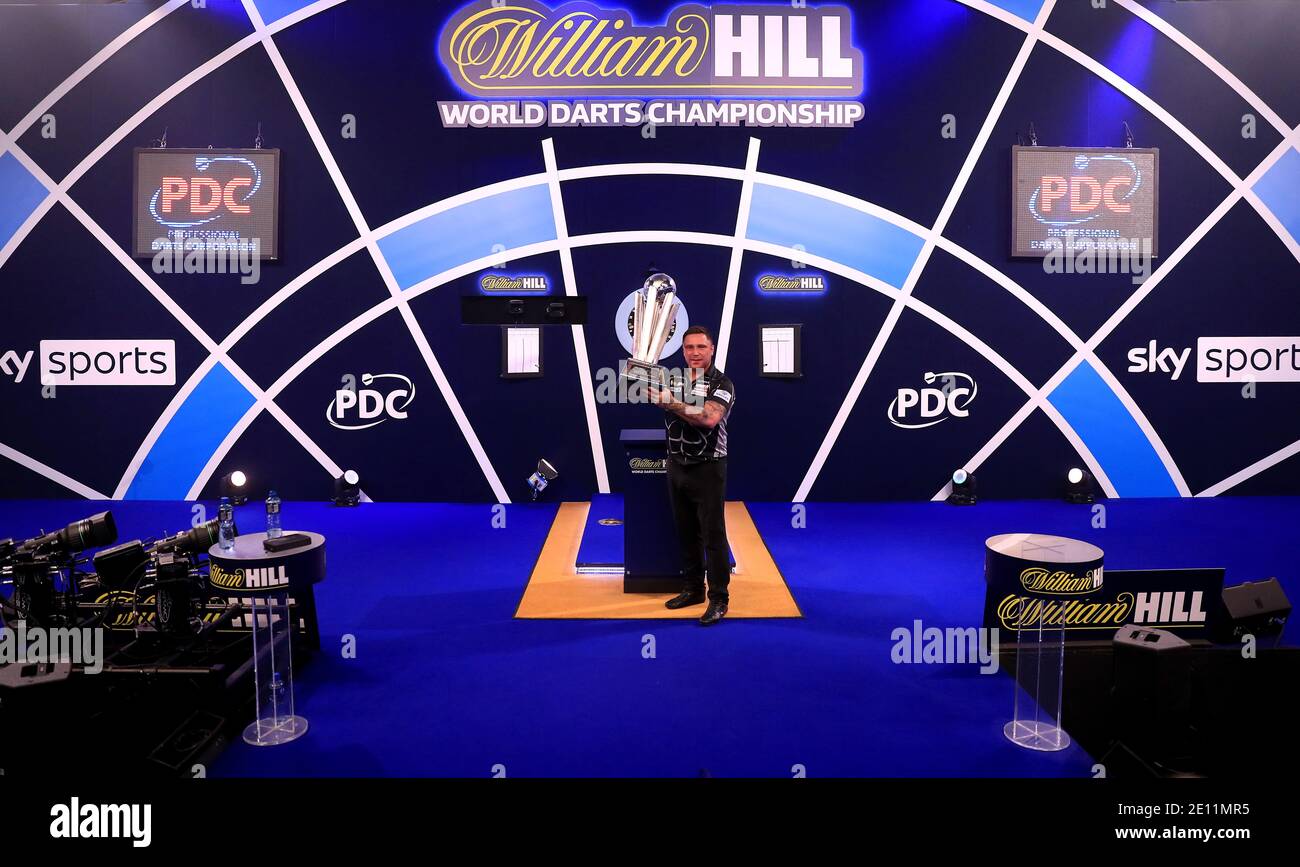 Gerwyn Price pose avec le trophée après avoir remporté le William Hill World Darts Championship à Alexandra Palace, Londres. Banque D'Images