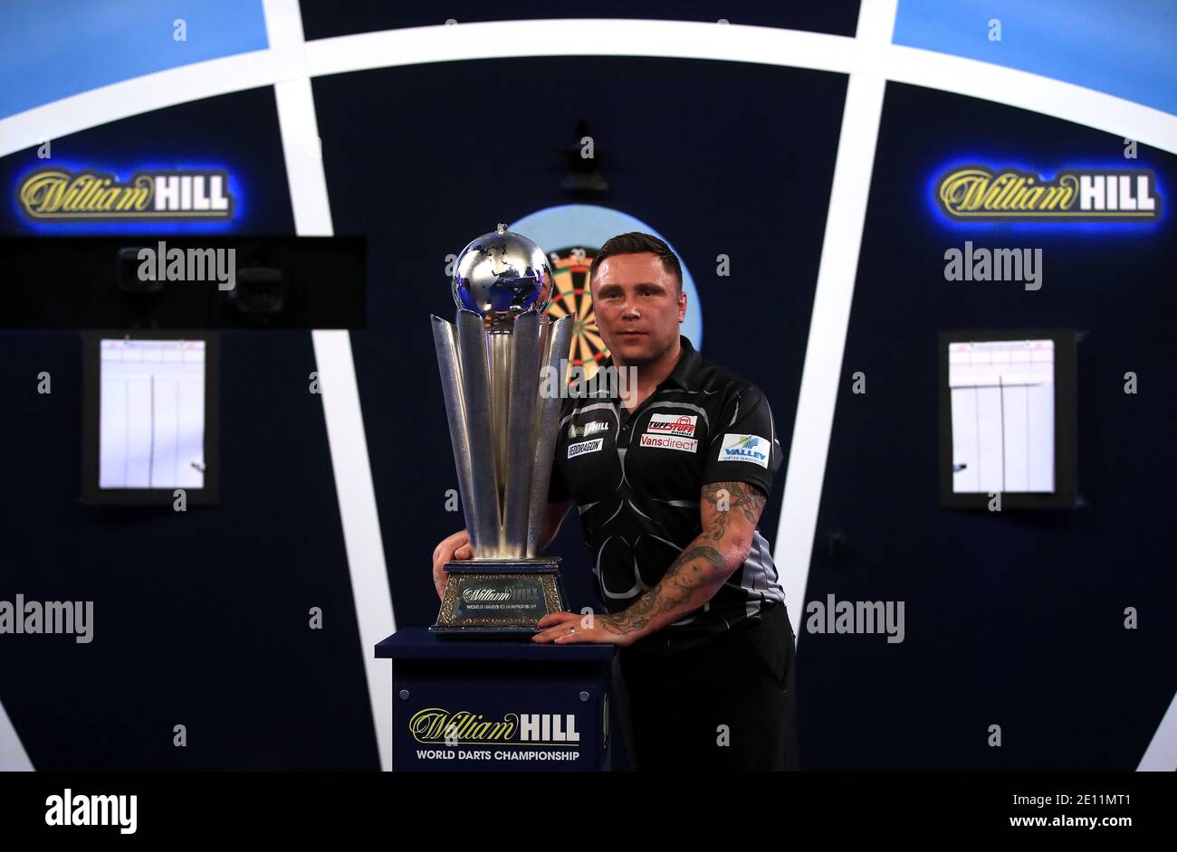 Gerwyn Price pose avec le trophée après avoir remporté le William Hill World Darts Championship à Alexandra Palace, Londres. Banque D'Images