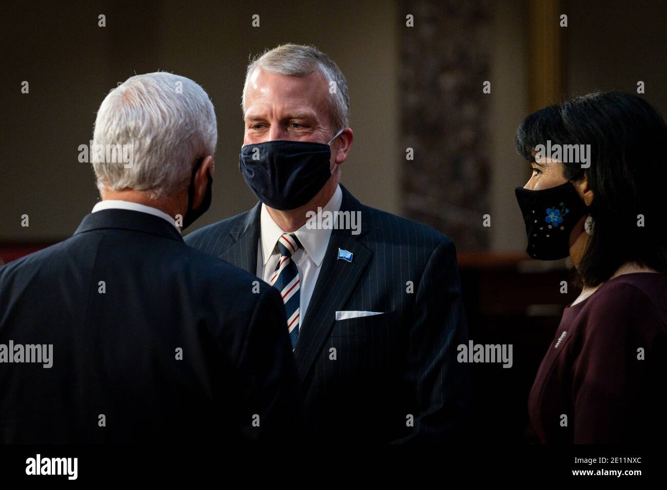 Washington, DC. 3 janvier 2021. Le vice-président américain Mike Pence s'entretient avec le sénateur américain Dan Sullivan (républicain de l'Alaska) et sa femme Julie Fate, lors d'une cérémonie de prestation de serment simulée dans l'ancienne salle du Sénat sur Capitol Hill le 3 janvier 2021 à Washington, DC. Credit: Pete Marovich/Pool via CNP | usage dans le monde crédit: dpa/Alay Live News Banque D'Images