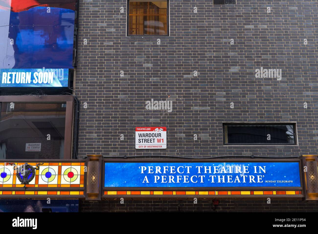 Le mur de briques latéral du théâtre Sondheim sur la rue Wardour avec publicité pour les Miserables musical. Londres Banque D'Images
