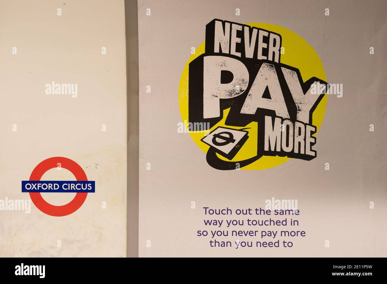 Une affiche de paiement sans contact sur la plateforme de la station de métro Oxford Circus London. Londres Banque D'Images