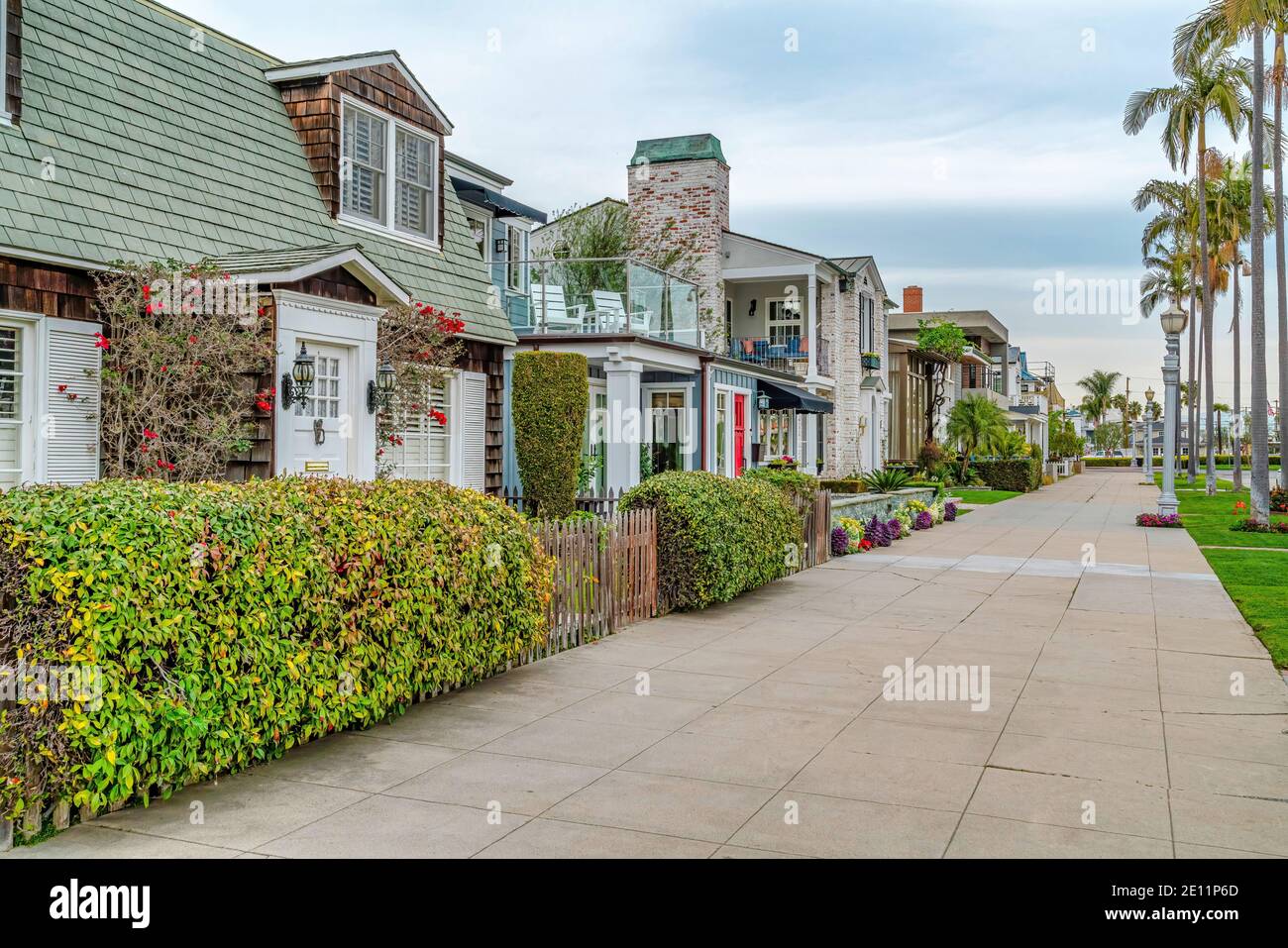 Extérieur de maisons de charme à long Beach Californie sur le palmier rues bordées d'arbres Banque D'Images