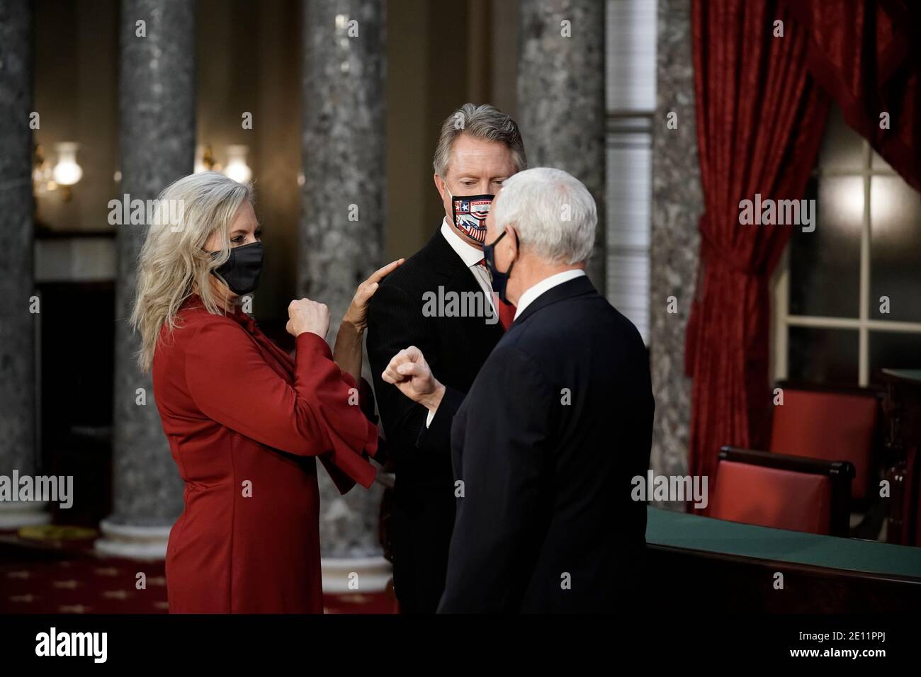 Washington, États-Unis. 03ème janvier 2021. Le sénateur Roger Marshall, R-Kan., accompagné de sa femme Laina Marshall, à gauche, arrive pour prêter le serment du vice-président Mike Pence lors d'une cérémonie de reconstitution dans l'ancienne salle du Sénat au Capitole à Washington, le dimanche 3 janvier 2021. (Photo de J. Scott Applewhite/Pool/Sipa USA) crédit: SIPA USA/Alay Live News Banque D'Images