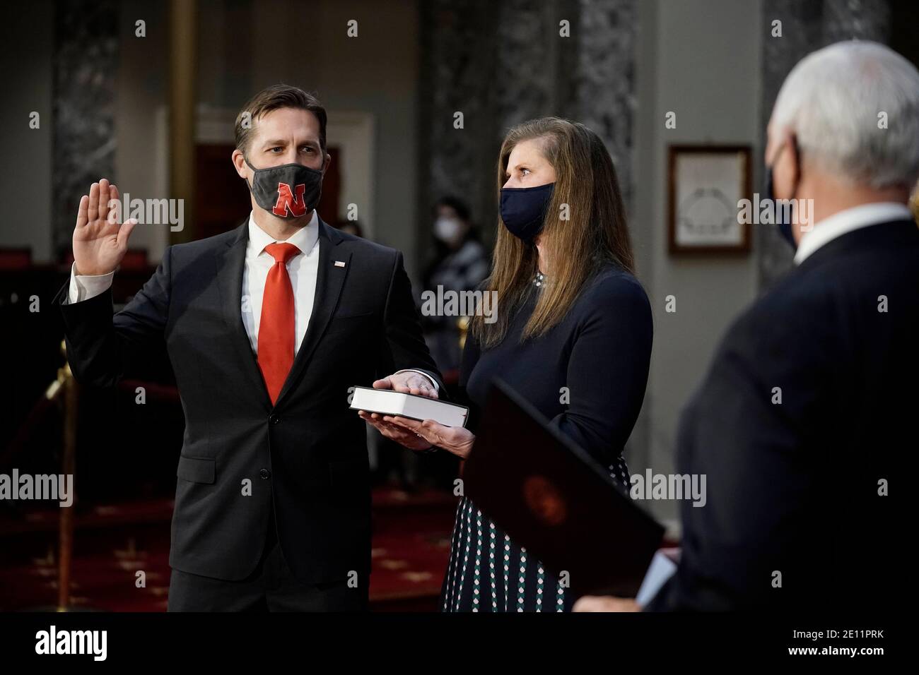 Washington, États-Unis. 03ème janvier 2021. Le sénateur Ben Sasse, R-NEB., à gauche, est accompagné de son épouse Melissa Sasse, qui a prêté le serment du vice-président Mike Pence lors d'une cérémonie de reconstitution dans l'ancienne salle du Sénat au Capitole, à Washington, le dimanche 3 janvier 2021. (Photo de J. Scott Applewhite/Pool/Sipa USA) crédit: SIPA USA/Alay Live News Banque D'Images