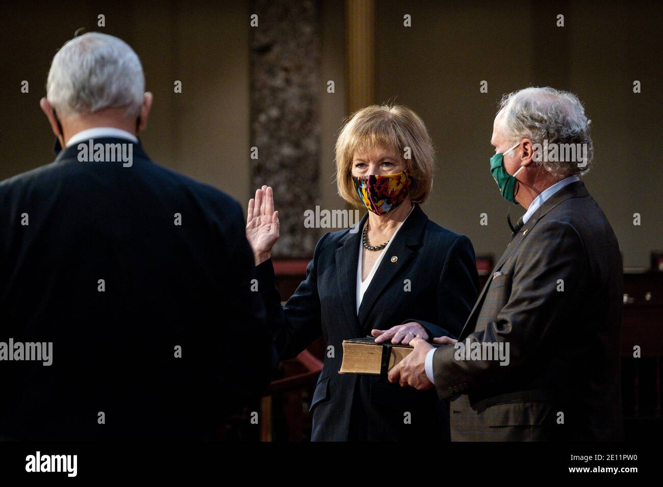 Washington, États-Unis. 03ème janvier 2021. Le vice-président Mike Pence administre le serment du Sénat à la sénatrice Tina Smith (D-MN) alors que son mari, Archie, tient la bible, lors d'une cérémonie de prestation de serment simulée dans l'ancienne salle du Sénat à Capitol Hill le 3 janvier 2021 à Washington, DC. (Photo par Pete Marovich/Pool/Sipa USA) crédit: SIPA USA/Alay Live News Banque D'Images