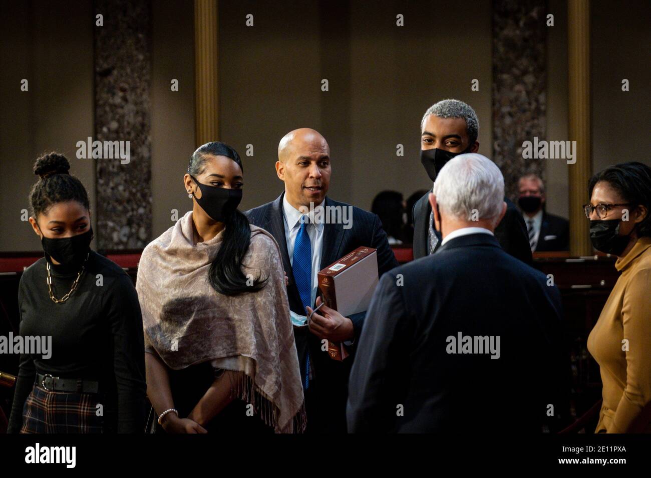 Washington, États-Unis. 03ème janvier 2021. Le vice-président Mike Pence s'entretient avec le sénateur Cory Booker (D-NJ) et sa famille, lors d'une cérémonie de prestation de serment simulée dans l'ancienne salle du Sénat à Capitol Hill le 3 janvier 2021 à Washington, DC. (Photo par Pete Marovich/Pool/Sipa USA) crédit: SIPA USA/Alay Live News Banque D'Images