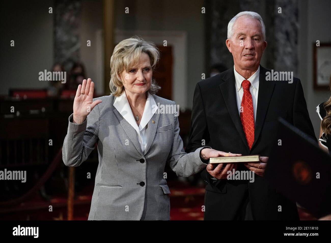 Washington, États-Unis. 03ème janvier 2021. Cindy Hyde-Smith, R-Més., accompagnée de son mari Mike Smith, lève la main pour prêter le serment du vice-président Mike Pence lors d'une cérémonie de reconstitution dans l'ancienne salle du Sénat au Capitole à Washington, le dimanche 3 janvier 2021. (Photo de J. Scott Applewhite/Pool/Sipa USA) crédit: SIPA USA/Alay Live News Banque D'Images