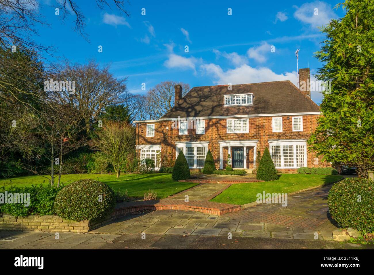 Grande maison individuelle en briques rouges dans la banlieue de Hampstead Garden, un quartier riche et verdoyant de Londres Banque D'Images