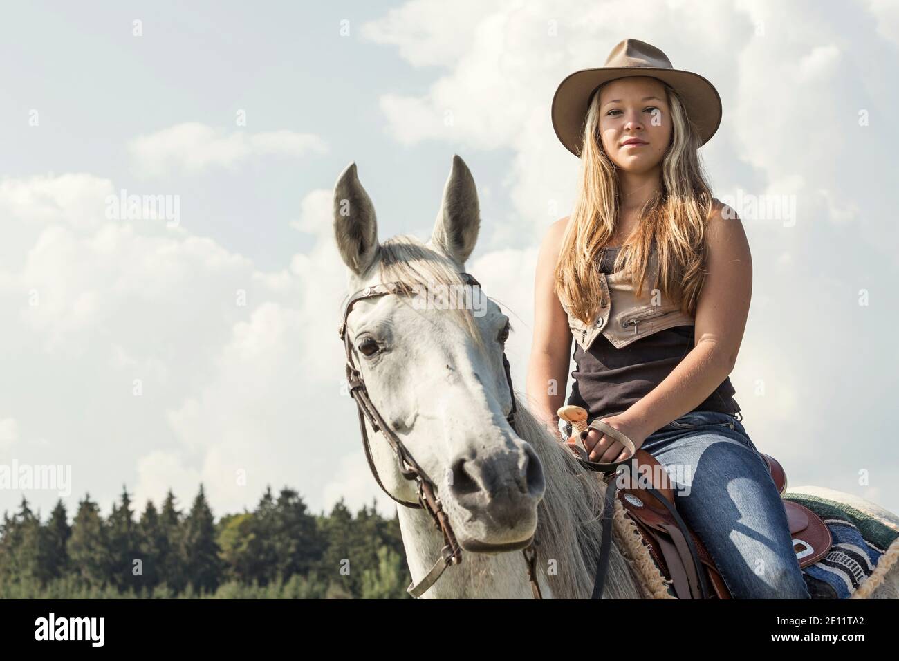 Jeune femme avec chapeau de cowboy de style occidental sur elle Arabian  Mare Photo Stock - Alamy