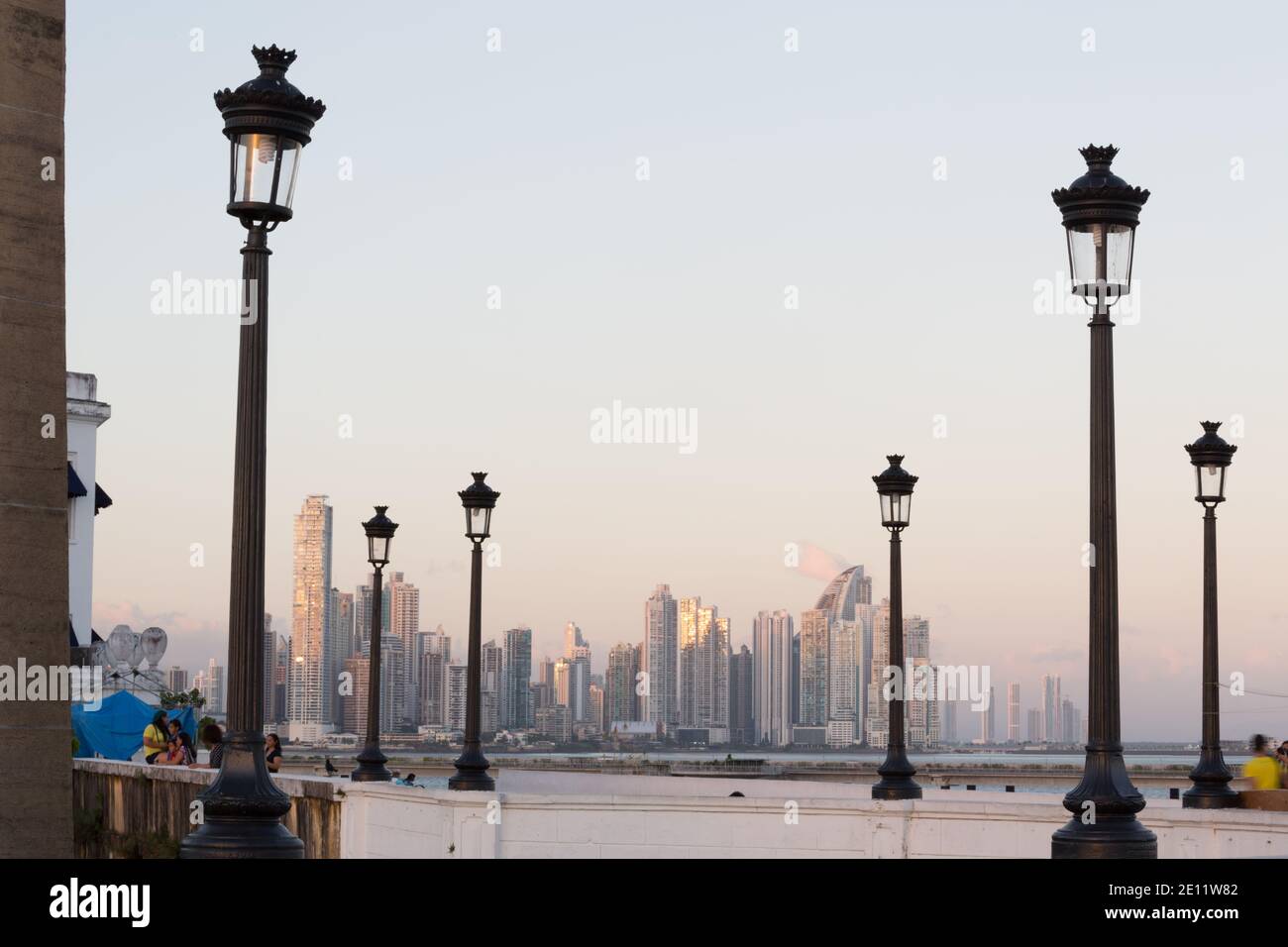 Panama City, Panama Casco Viejo: Obélisque, Las Bovedas Promenade, avec Panama City au loin au crépuscule. Banque D'Images