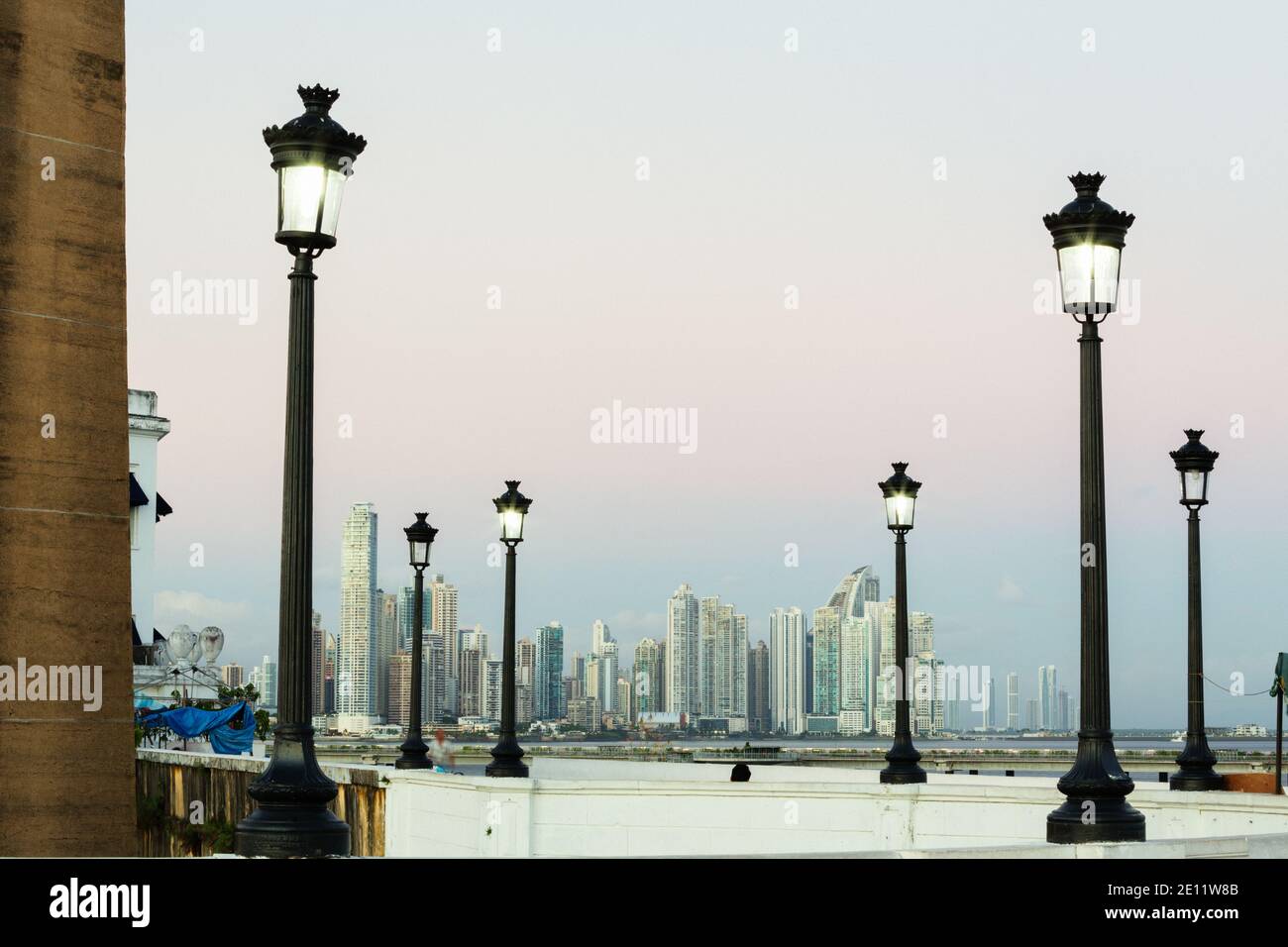 Panama City, Panama Casco Viejo: Obélisque, Las Bovedas Promenade, avec Panama City au loin au crépuscule. Banque D'Images