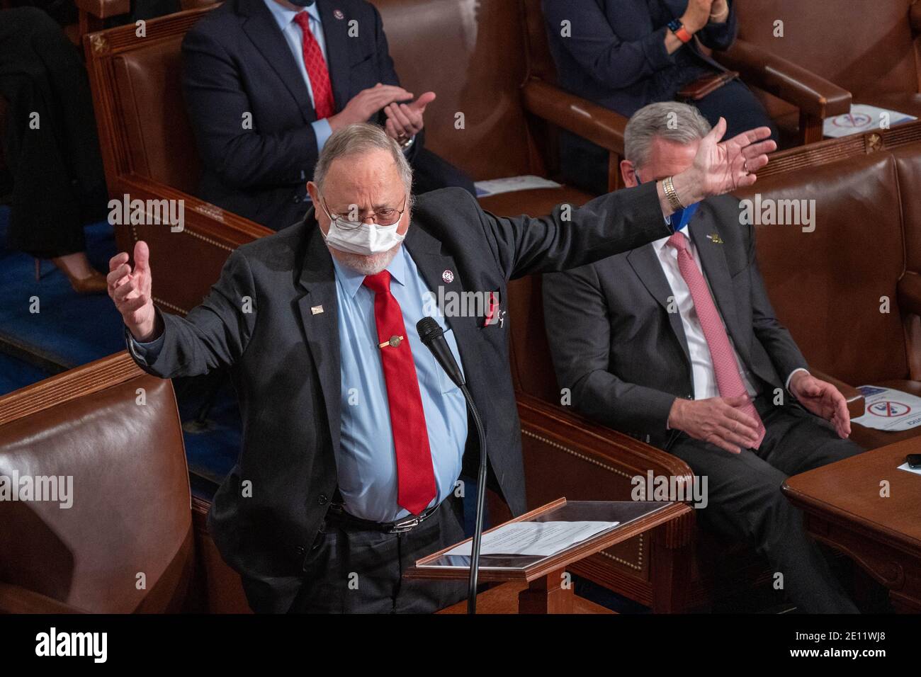 Washington, États-Unis. 03ème janvier 2021. Don Young (R-AK), représentant des États-Unis, s'adresse à la Chambre, puis se présente à la Présidente de la Chambre Nancy Pelosi (D-CA) à l'ouverture du 117e Congrès le 3 janvier 2021 à Washington DC. Photo par Ken Cedeno/Sipa USA crédit: SIPA USA/Alay Live News Banque D'Images