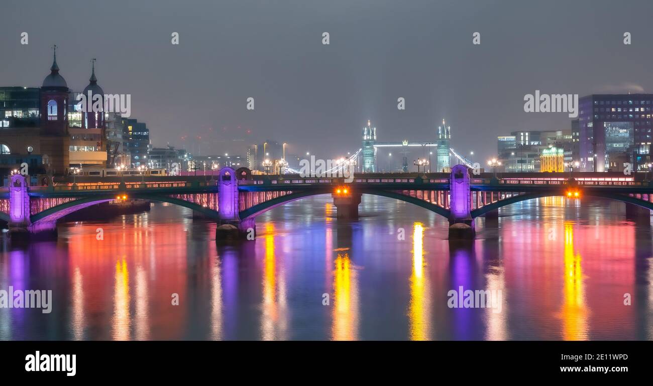 Vue panoramique sur le célèbre pont historique de Londres, la Tamise et les Tours de Londres, illuminés la nuit Banque D'Images