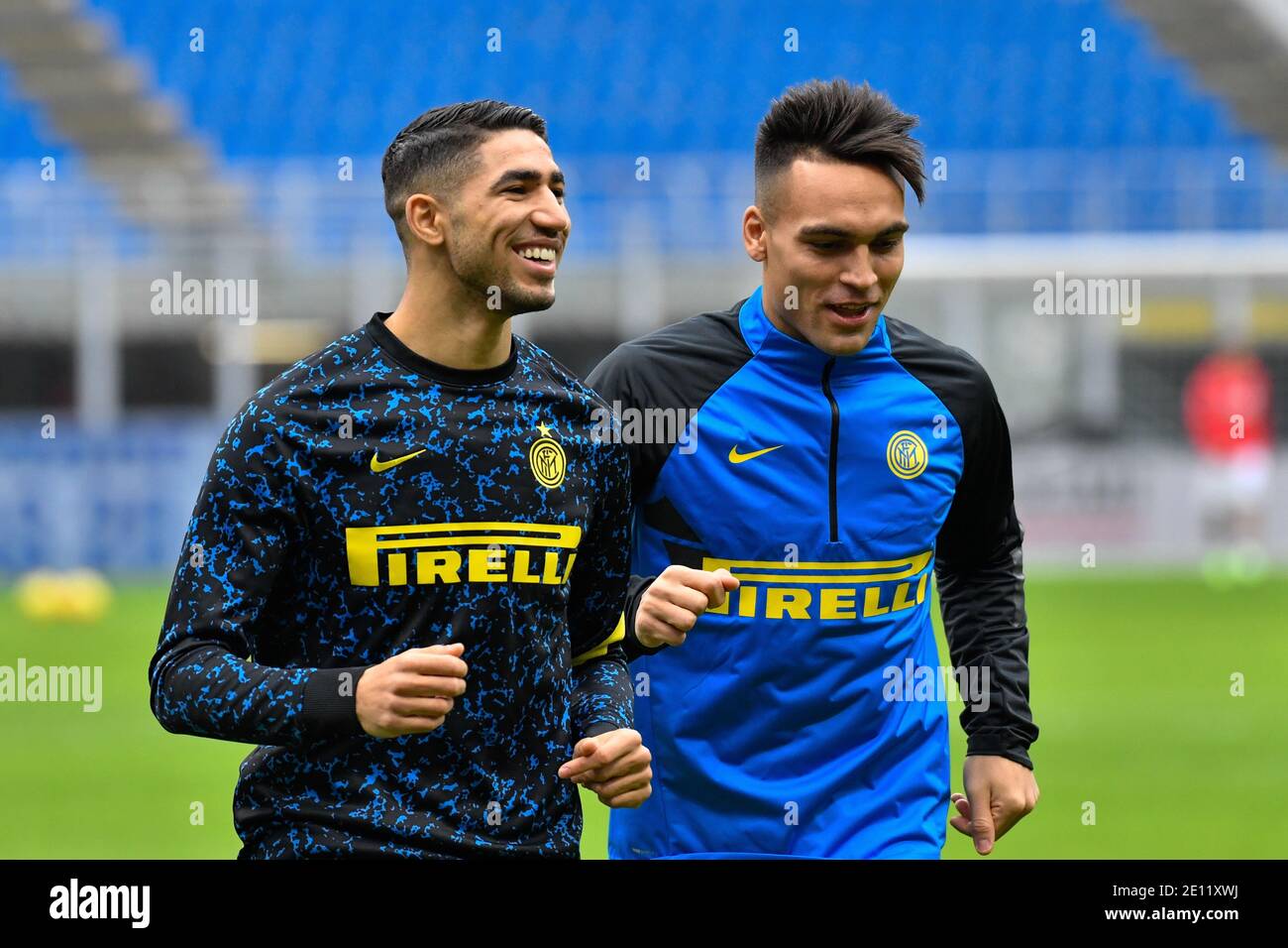 Milan, Italie. 3 janvier 2021. Achraf Hakimi (2) et Lautaro Martinez (10) du FC Internazionale se réchauffant avant le match de la série A TIM entre le FC Internazionale et le FC Crotone au San Siro à Milan. (Crédit photo : Gonzales photo/Alamy Live News Banque D'Images