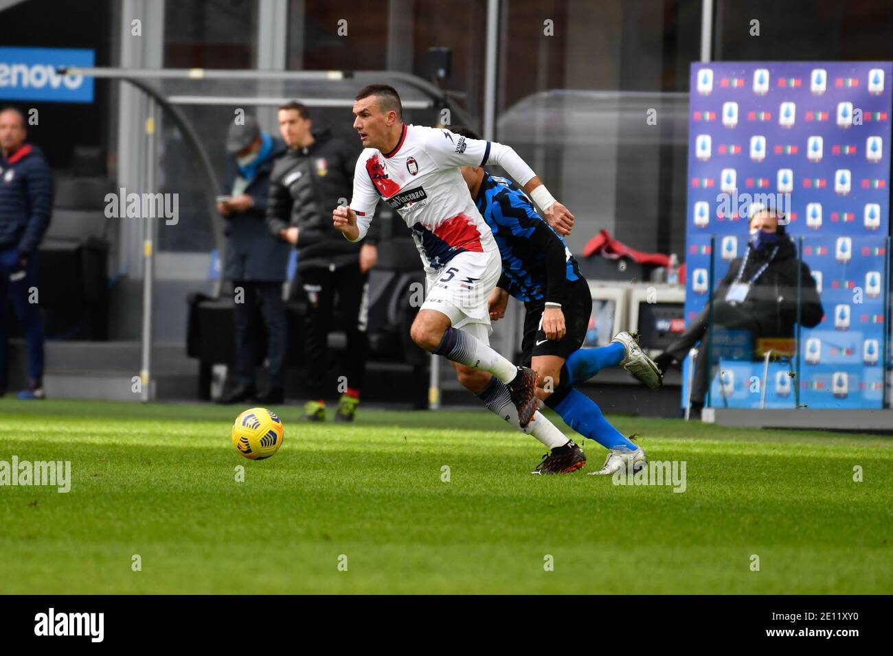 Milan, Italie. 3 janvier 2021. Vladimir Golémique (5) du FC Crotone vu pendant la série UN match TIM entre le FC Internazionale et le FC Crotone au stade San Siro à Milan. (Crédit photo : Gonzales photo/Alamy Live News Banque D'Images