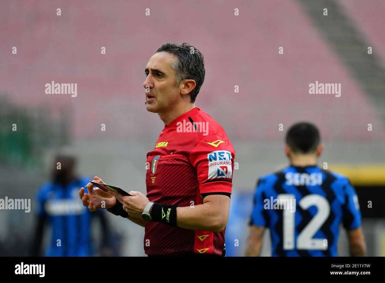 Milan, Italie. 3 janvier 2021. Gianluca Aureliano, arbitre de football, donne une carte jaune lors du match de la série A TIM entre le FC Internazionale et le FC Crotone au stade San Siro de Milan. (Crédit photo : Gonzales photo/Alamy Live News Banque D'Images