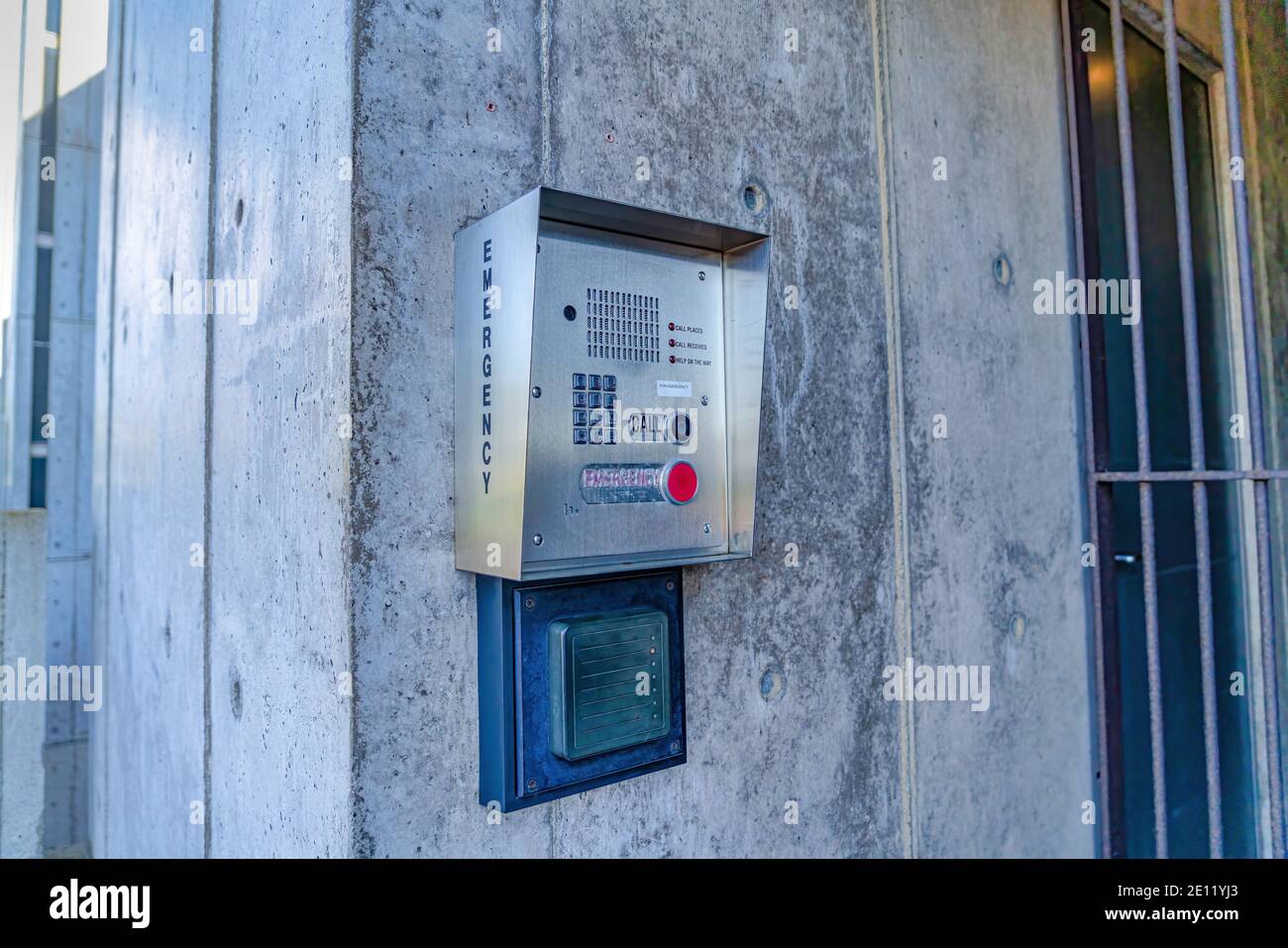 Boîtier de sécurité d'urgence avec bouton d'appel monté sur le mur du bâtiment du campus Banque D'Images