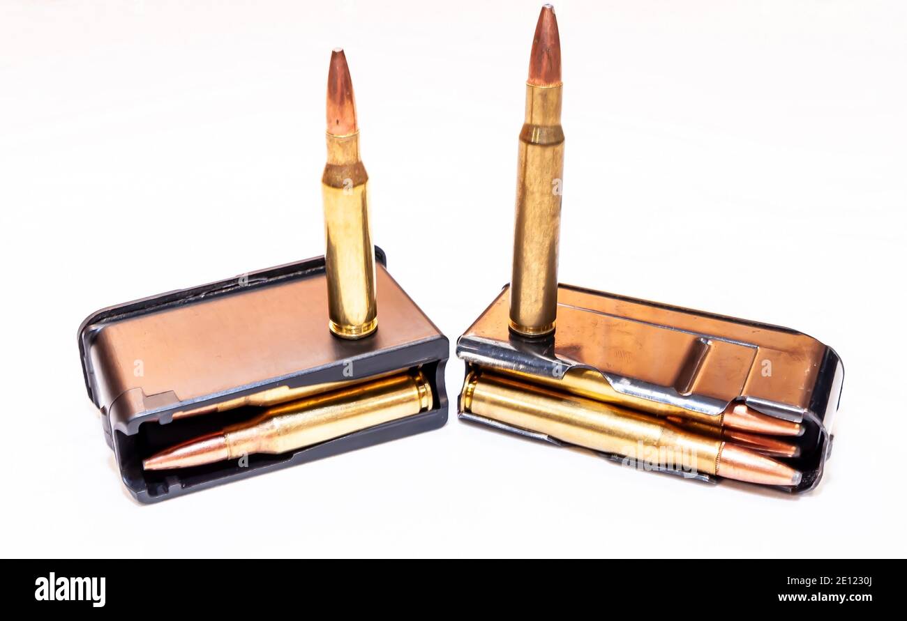 Deux chargeurs de carabine chargés, l'un de calibre 30.06 et l'autre de calibre 7mm-08 avec une balle pour chacun sur un fond blanc Banque D'Images