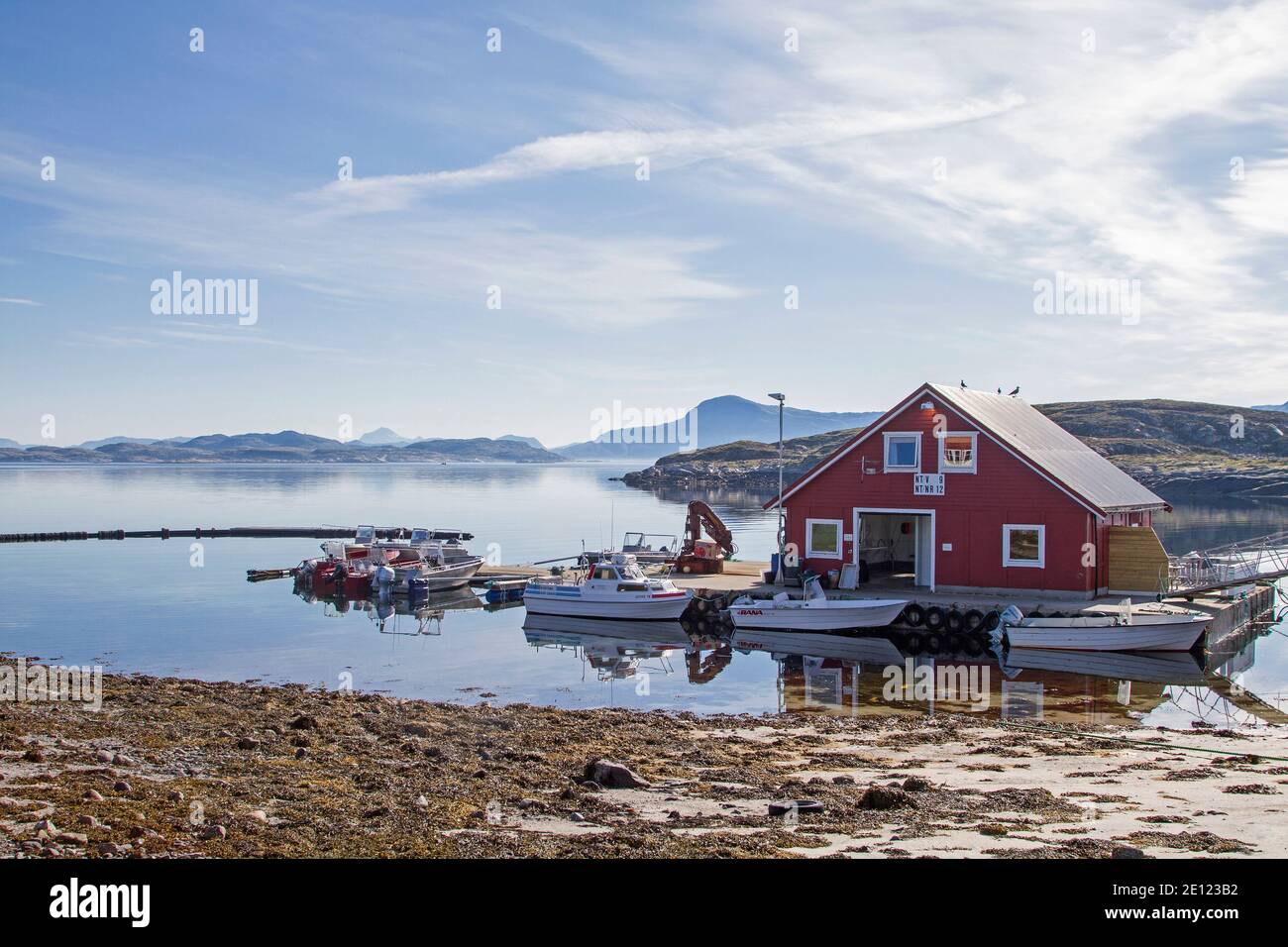 Idyllique Rorbuer à Elvasen entouré par les eaux de la Fjord Banque D'Images