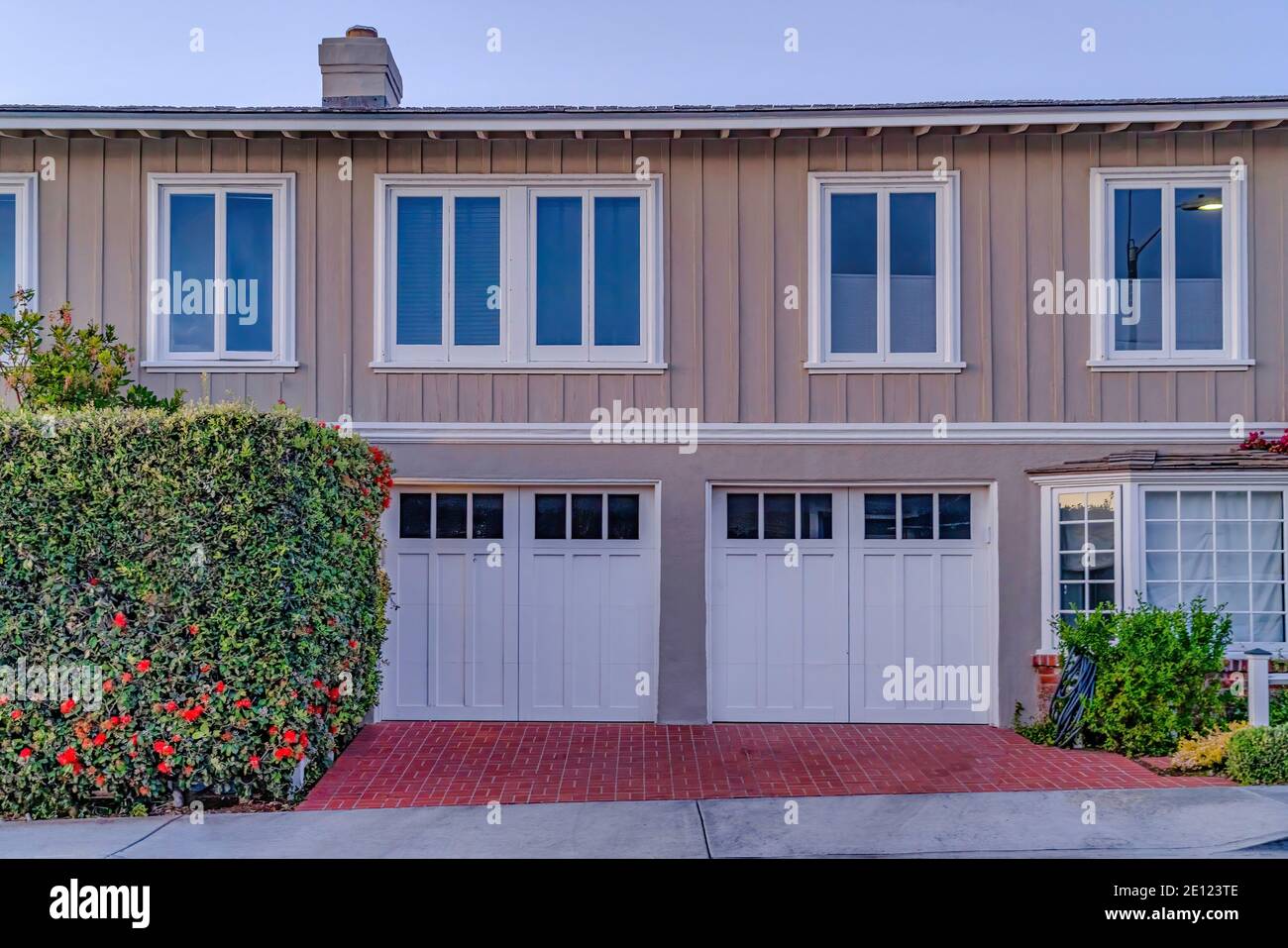 Maison avec garage pour deux voitures et baie vitrée à la Façade à San Diego en Californie Banque D'Images