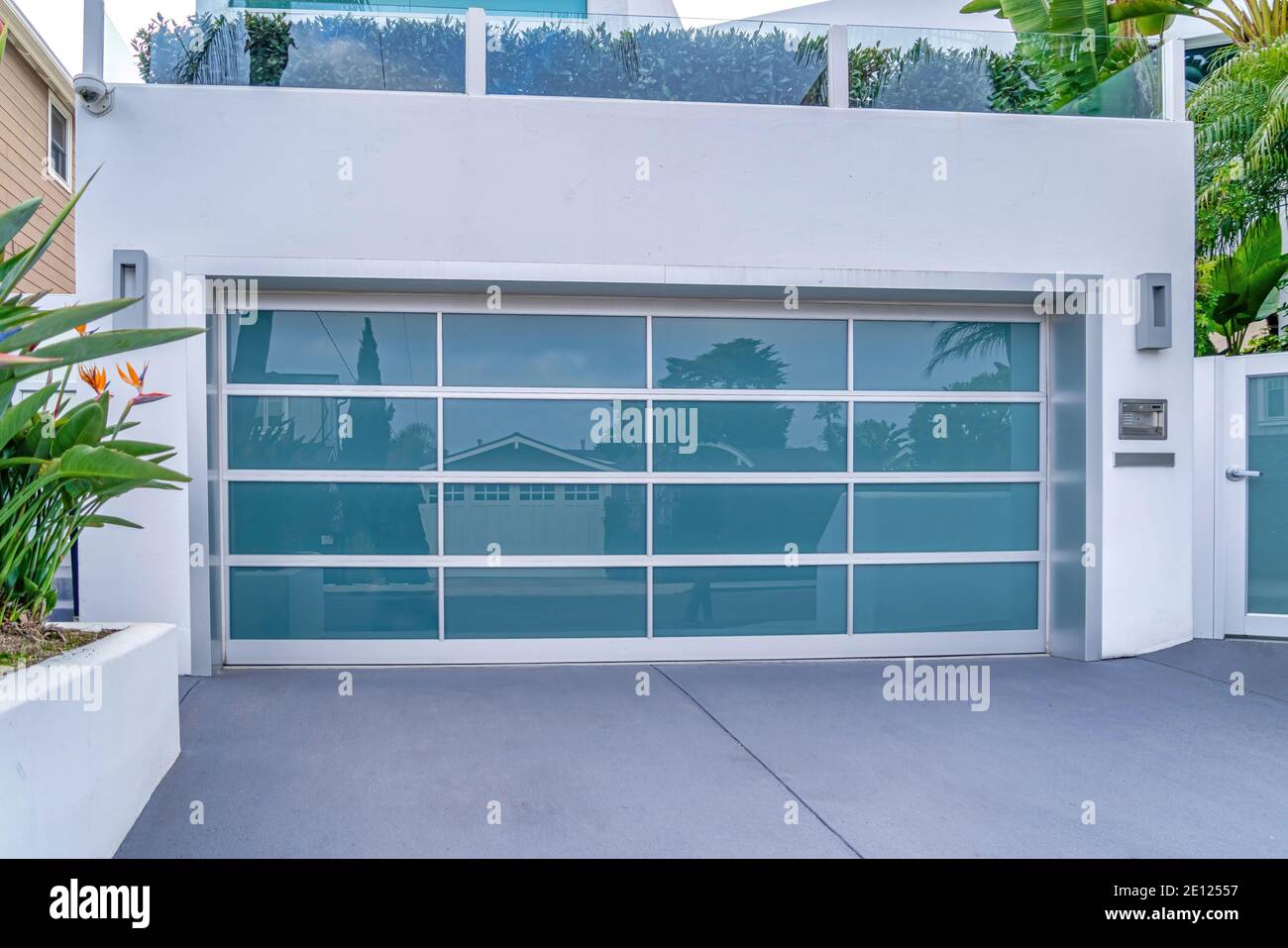 Garage avec porte en verre sous le balcon avec balustrade en verre San  Diego Californie Photo Stock - Alamy