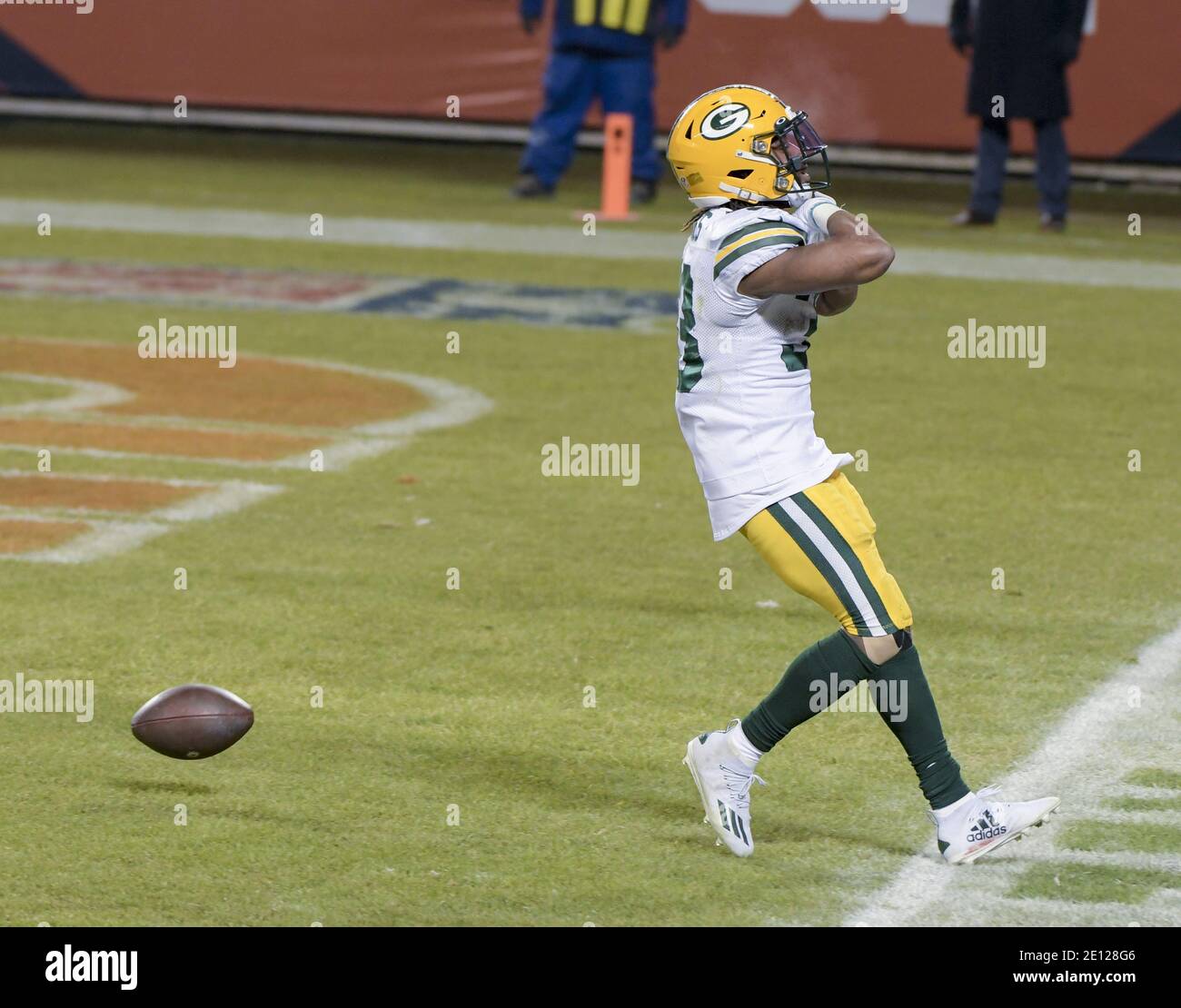 Chicago, États-Unis. 03ème janvier 2021. Les Packers de Green Bay qui reviennent Aaron Jones (33) célèbrent son quatrième quart de contre les Chicago Bears au Soldier Field à Chicago le dimanche 3 janvier 2021. Les Green Bay Packers ont battu les Chicago Bears 35-16. Photo par Mark Black/UPI crédit: UPI/Alay Live News Banque D'Images