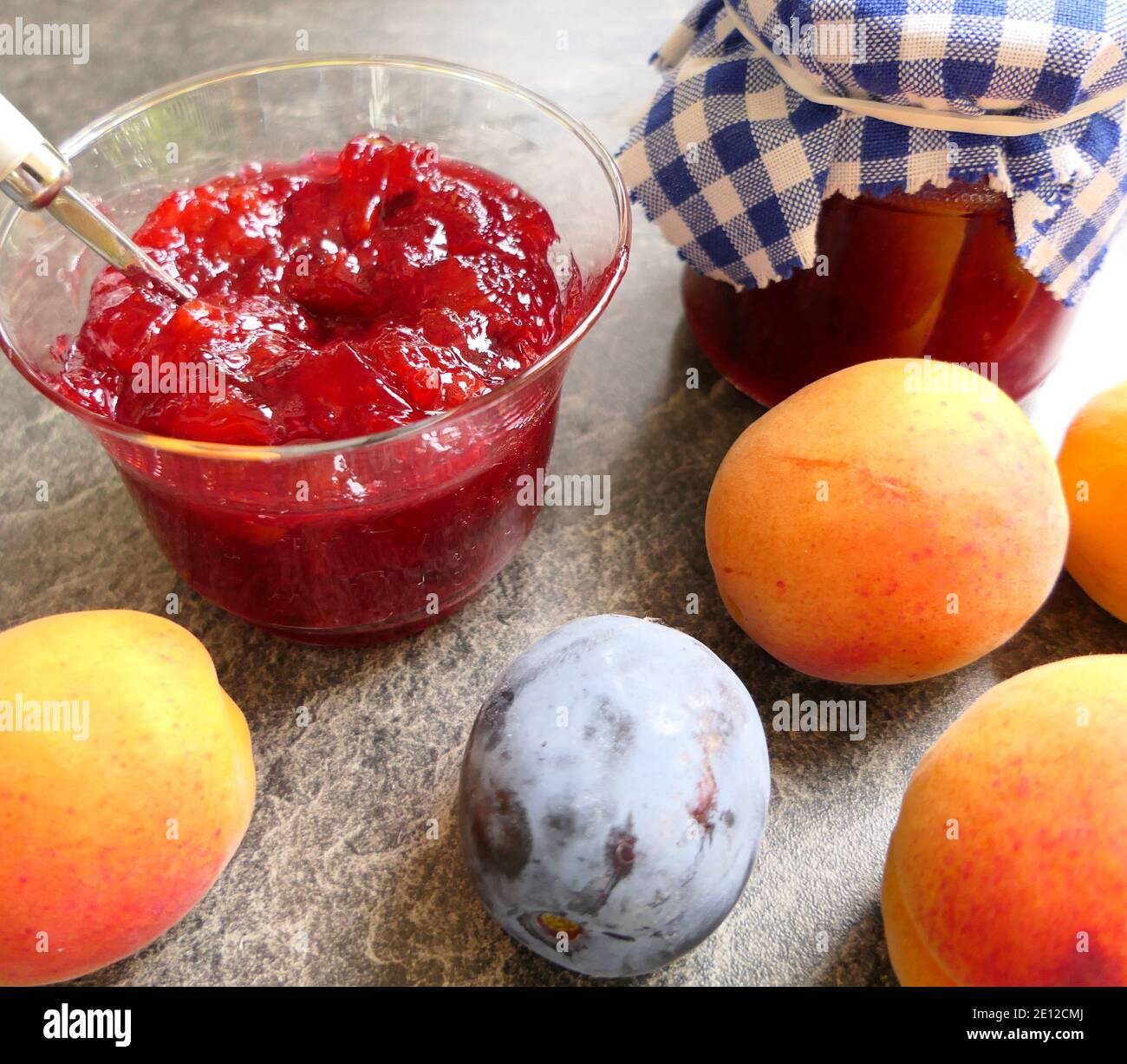 Confiture maison, prune et confiture d'abricot Banque D'Images