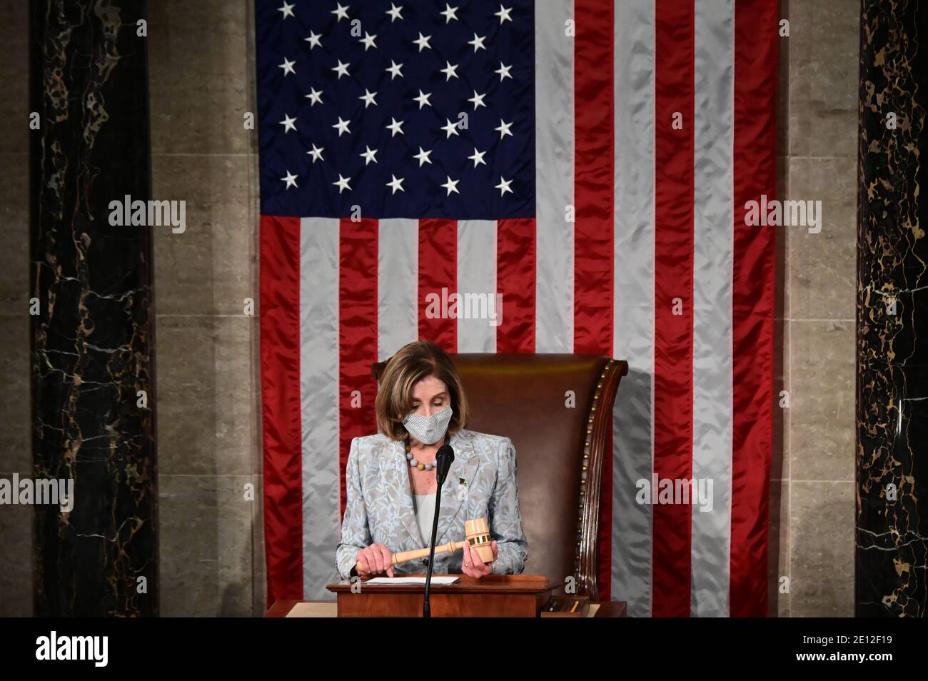 Washington, États-Unis. 03ème janvier 2021. La Présidente de la Chambre des représentants des États-Unis Nancy Pelosi tient le gavage du Président alors qu'elle dirige la première session de la 117e Chambre des représentants et administre le serment d'office aux députés de Washington, aux États-Unis, le 3 janvier 2021. (Photo par Erin Scott/Pool/Sipa USA) crédit: SIPA USA/Alay Live News Banque D'Images