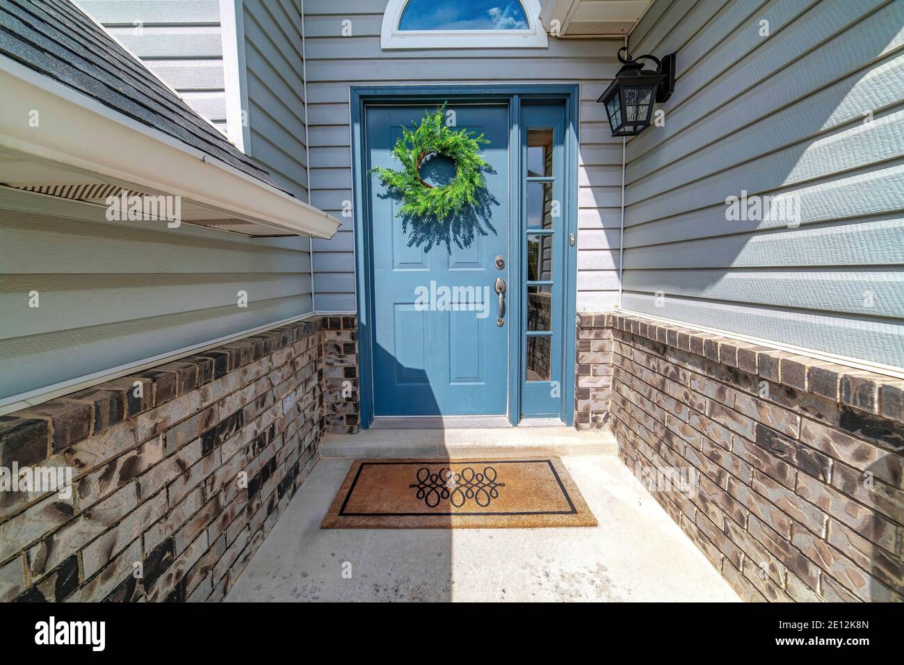 Porte avant bleu grisâtre avec fenêtre en forme de tableau de bord voûté à  la façade de la maison Photo Stock - Alamy