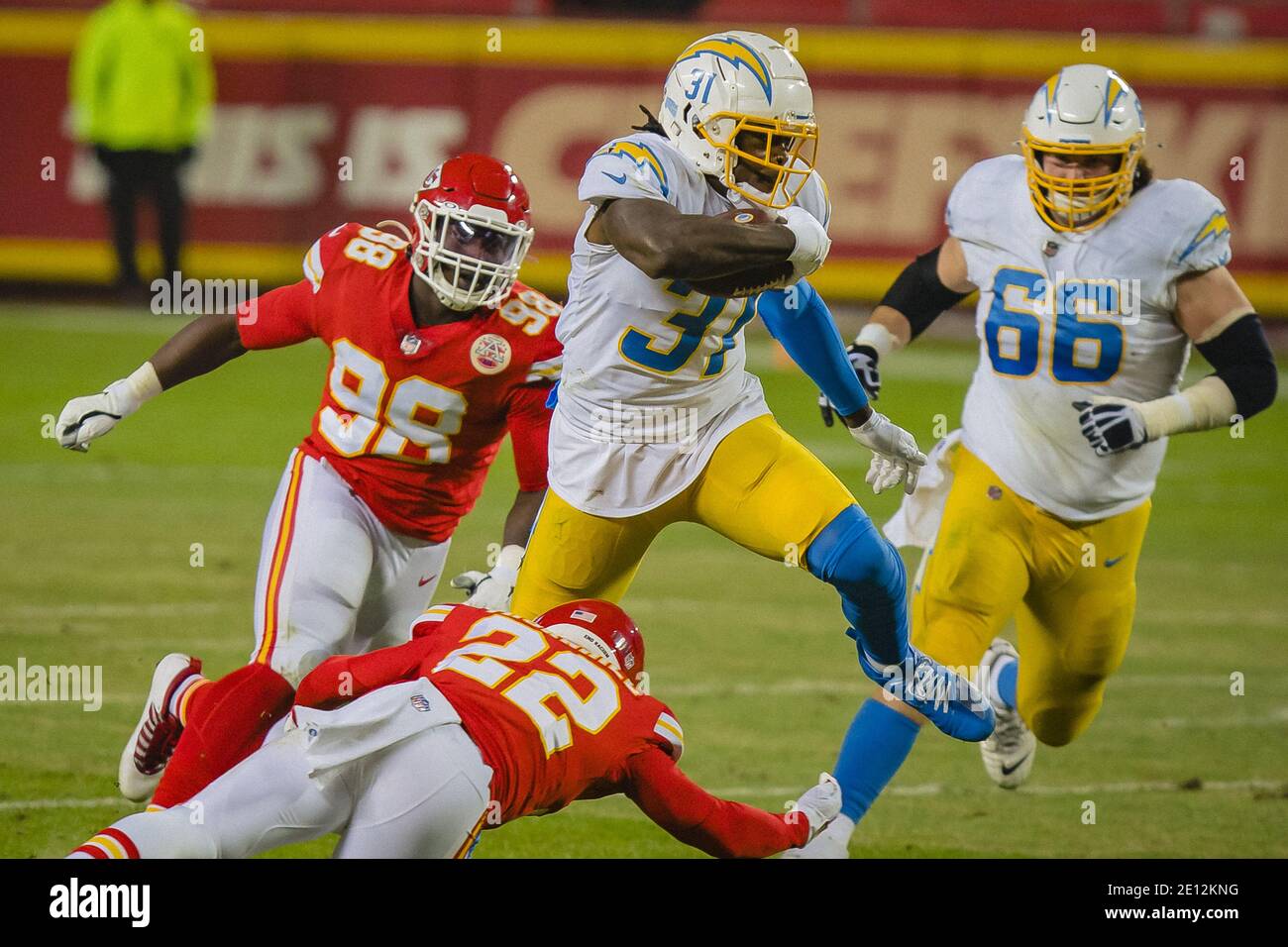 Kansas City, États-Unis. 03ème janvier 2021. Les Chargers de Los Angeles qui remontent Kalen Ballage (31) franchit la ligne de sécurité des chefs de Kansas City Juan Thornhill (22) dans le troisième quart du stade Arrowhead à Kansas City, le dimanche 03 janvier 2021. Photo de Kyle Rivas/UPI crédit: UPI/Alay Live News Banque D'Images