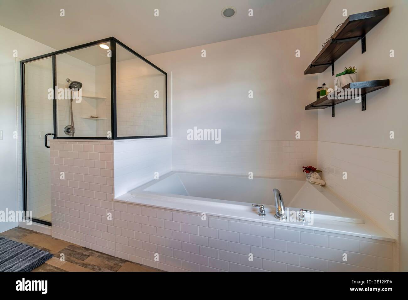 Baignoire intégrée et cabine de douche en verre contre le mur blanc de  salle de bains propre Photo Stock - Alamy