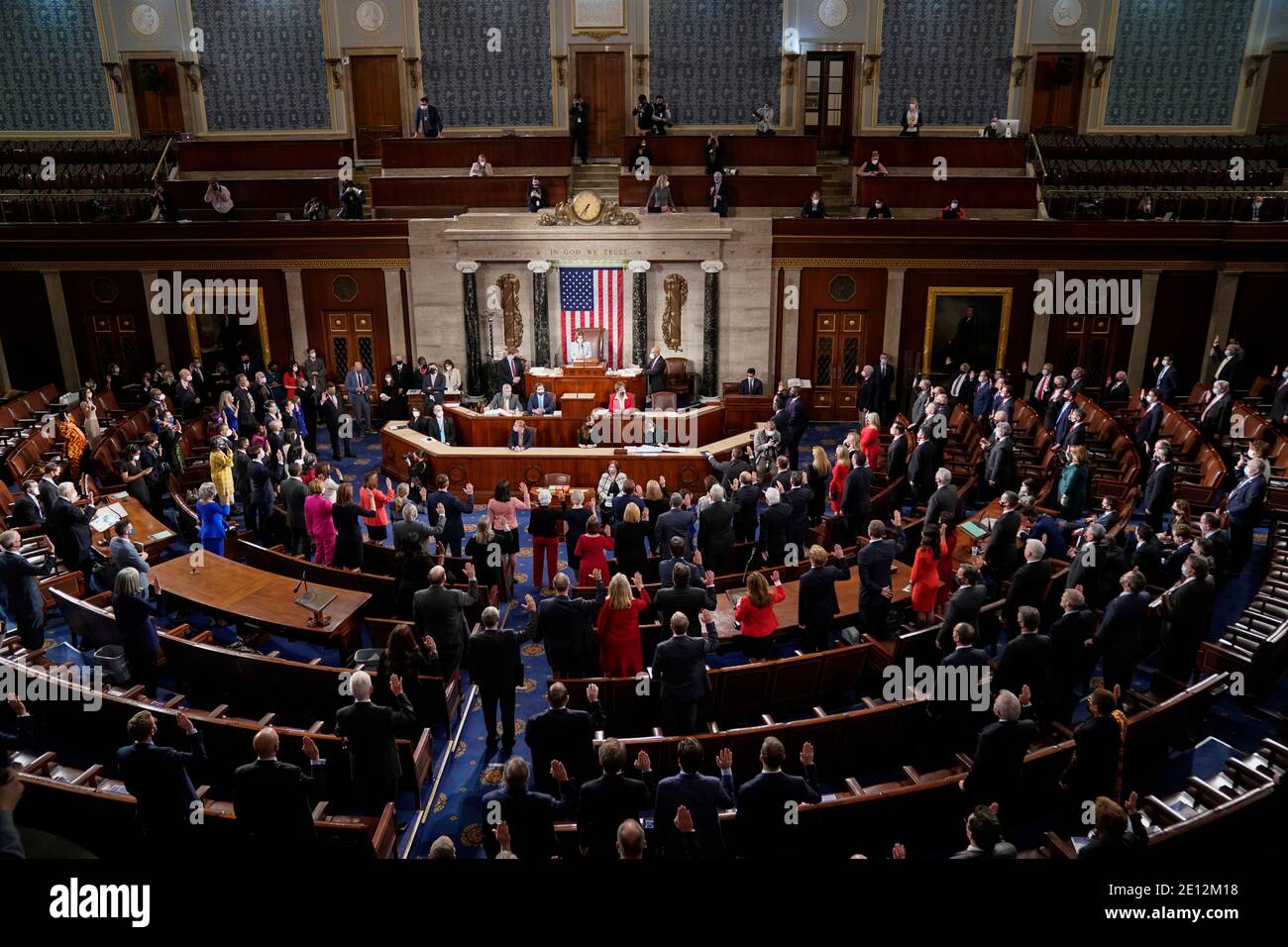 Président de la Chambre des représentants des États-Unis Nancy Pelosi (démocrate de Californie) administre le serment d'office aux membres de la 117e Chambre des représentants après avoir été réélue Présidente à Washington, aux États-Unis, le 3 janvier 2021. Crédit : Erin Scott/Pool via CNP/MediaPunch Banque D'Images