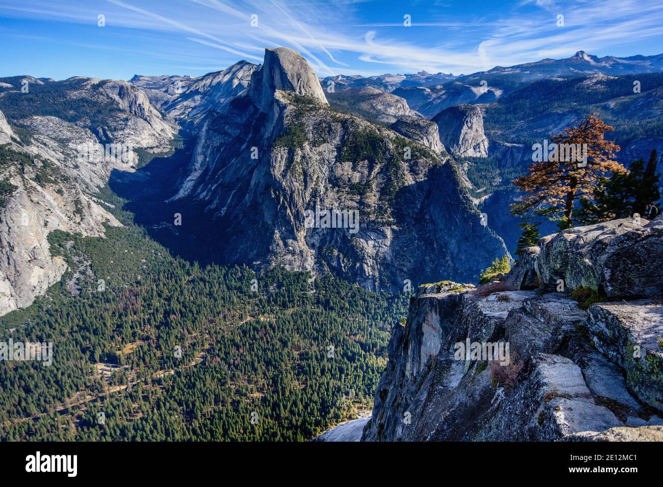 Vue sur le demi-dôme du parc national de Yosemite Banque D'Images