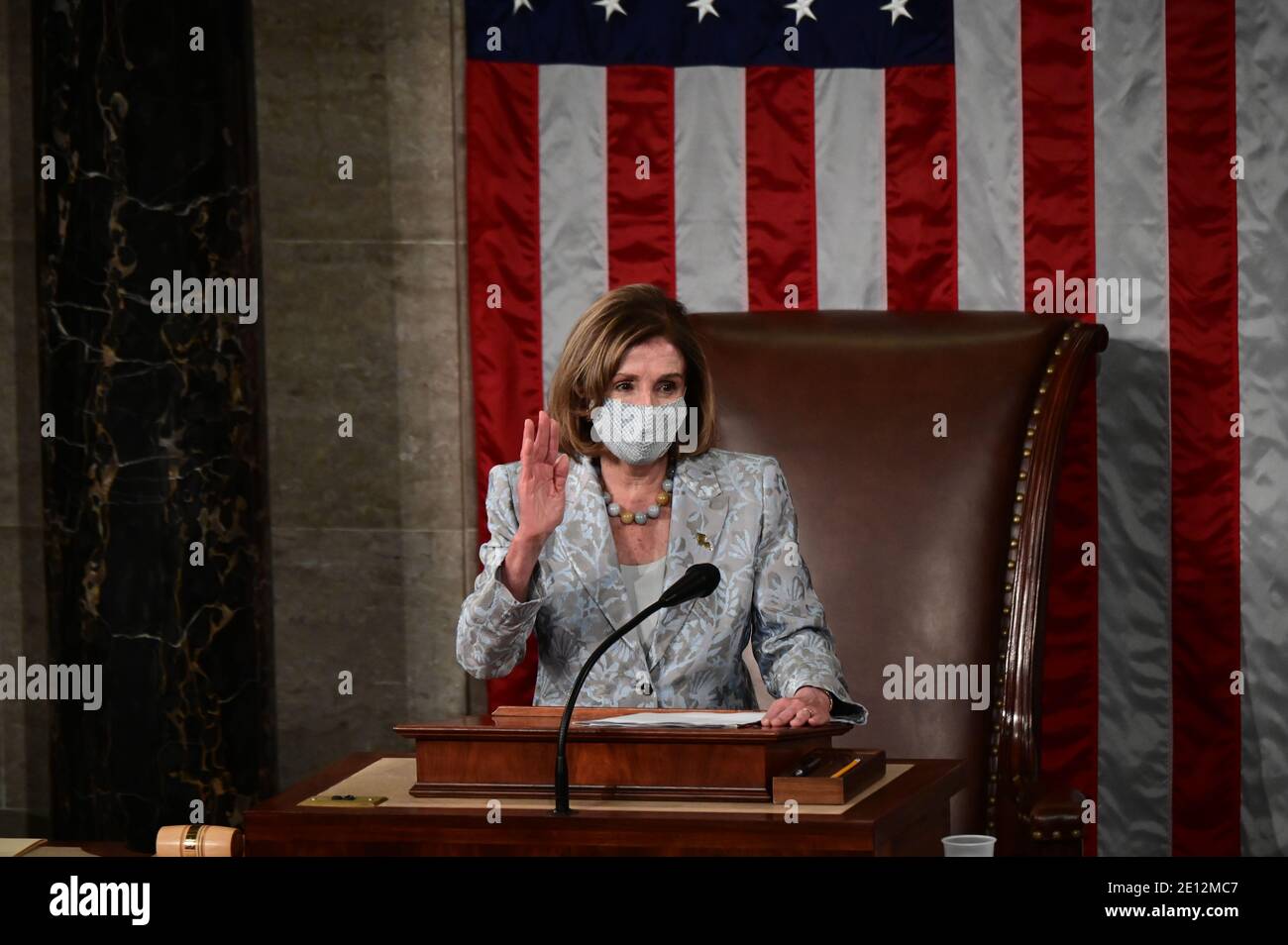 Présidente de la Chambre des représentants des États-Unis Nancy Pelosi (démocrate de Californie) fait serment en tant que Présidente de la 117e Chambre des représentants après avoir été réélue Présidente à Washington, aux États-Unis, le 3 janvier 2021. Crédit : Erin Scott/Pool via CNP/MediaPunch Banque D'Images