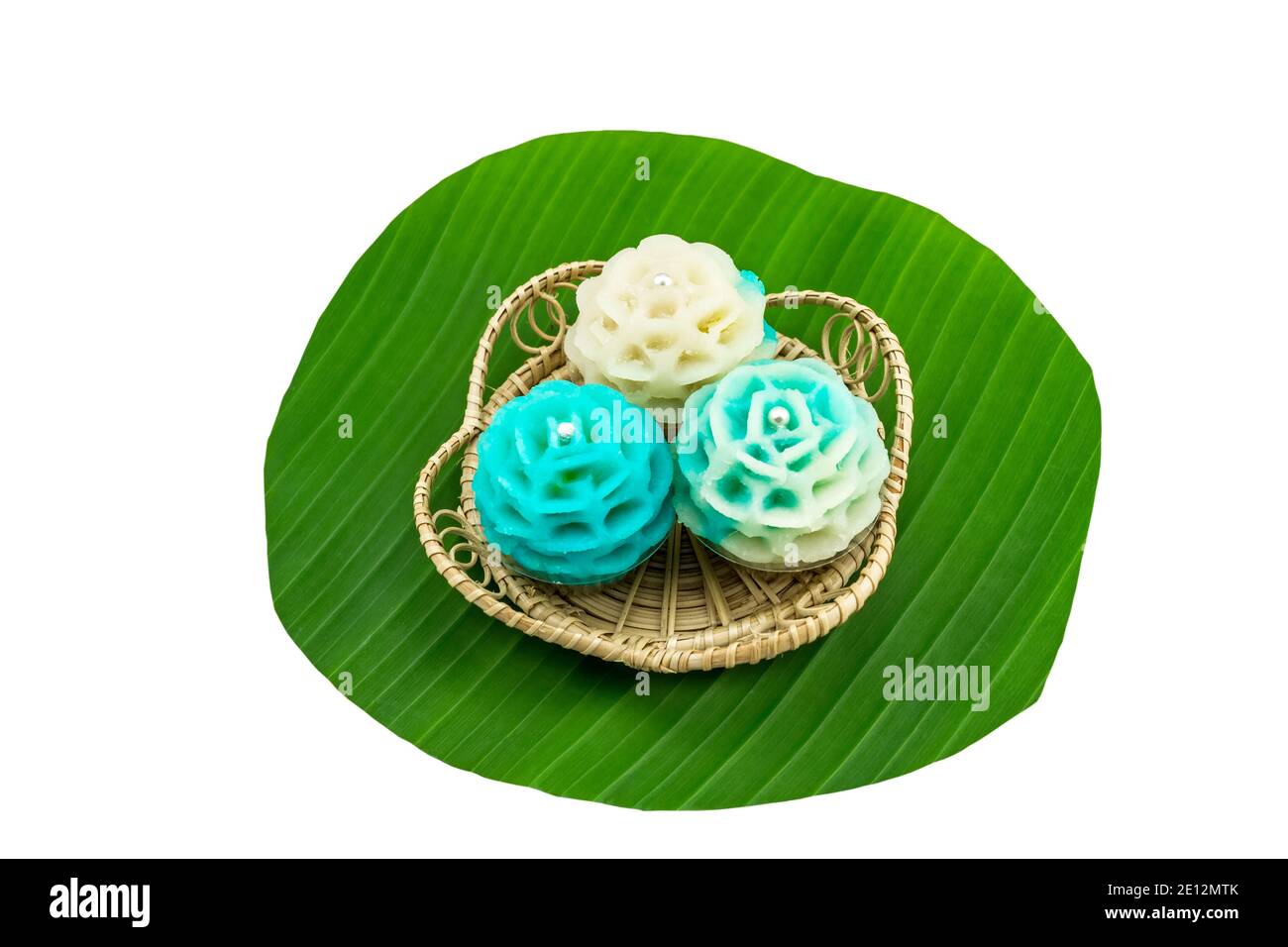 Dessert Thailandais Traditionnel Substance De Forme De Fleur Avec Le Soja De Brosh Et Taro Nom Thailandais Kanom Chor Phaka Dans Le Panier De Bambou Sur La Feuille De Banane Verte Isolee